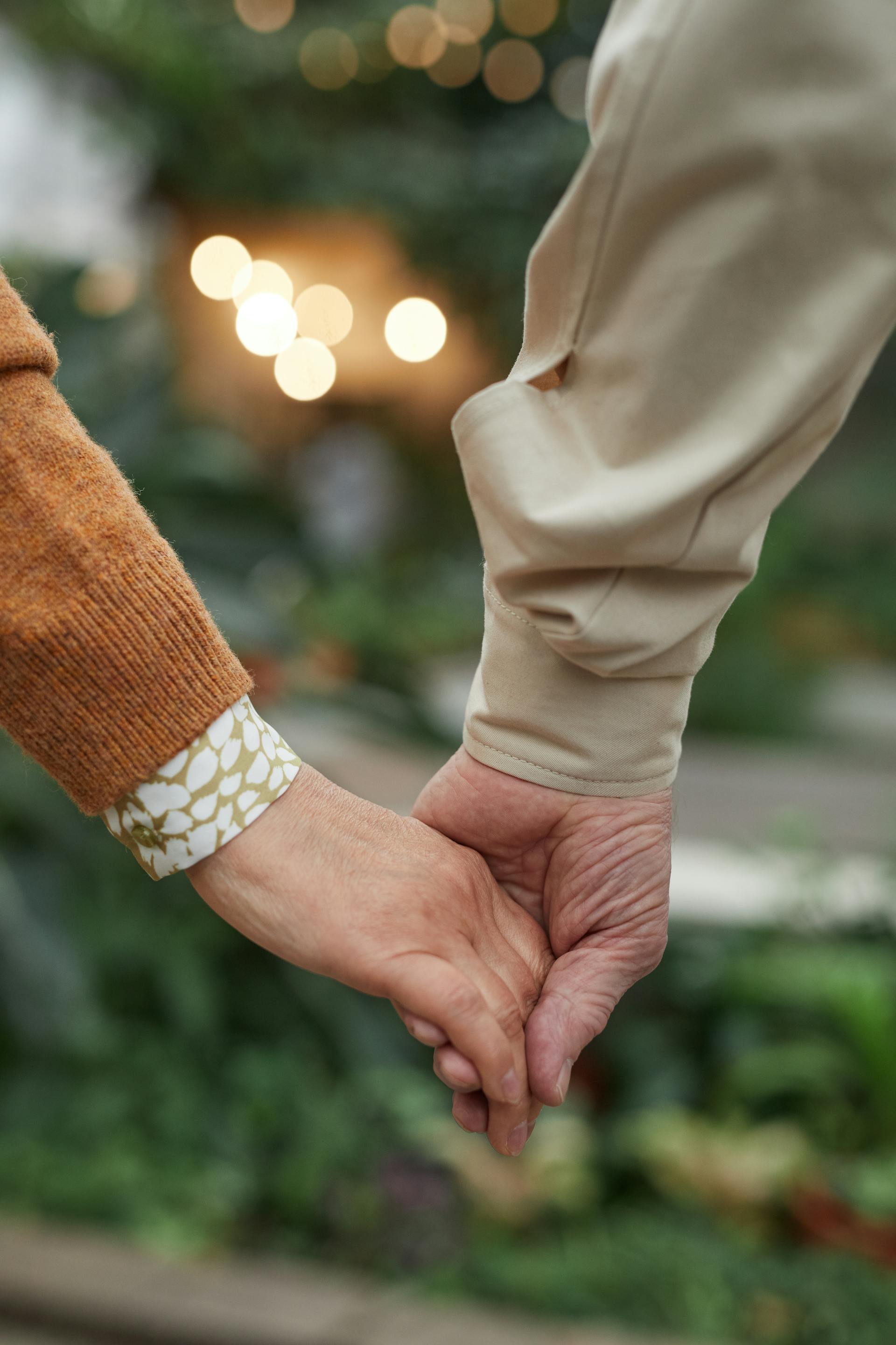 Un couple se tenant par la main | Source : Pexels