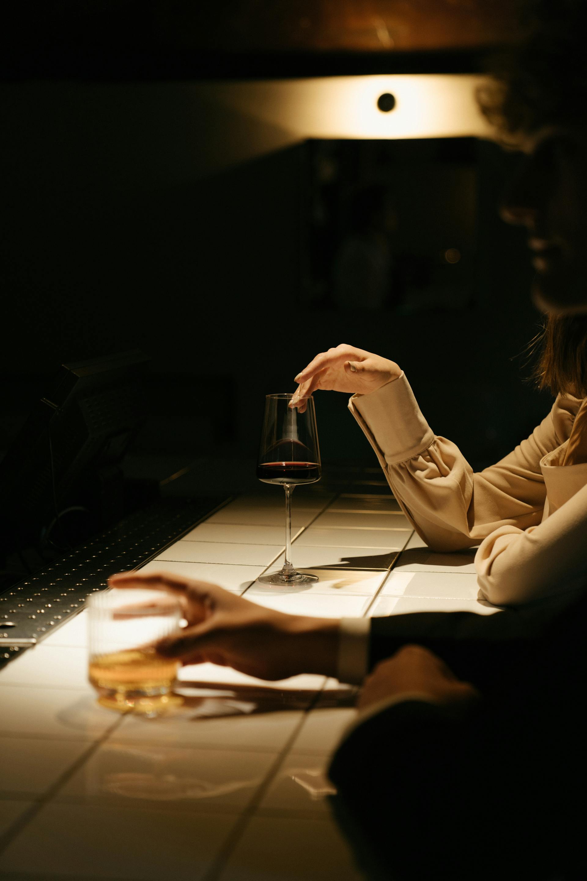 Des gens assis à un bar | Source : Pexels