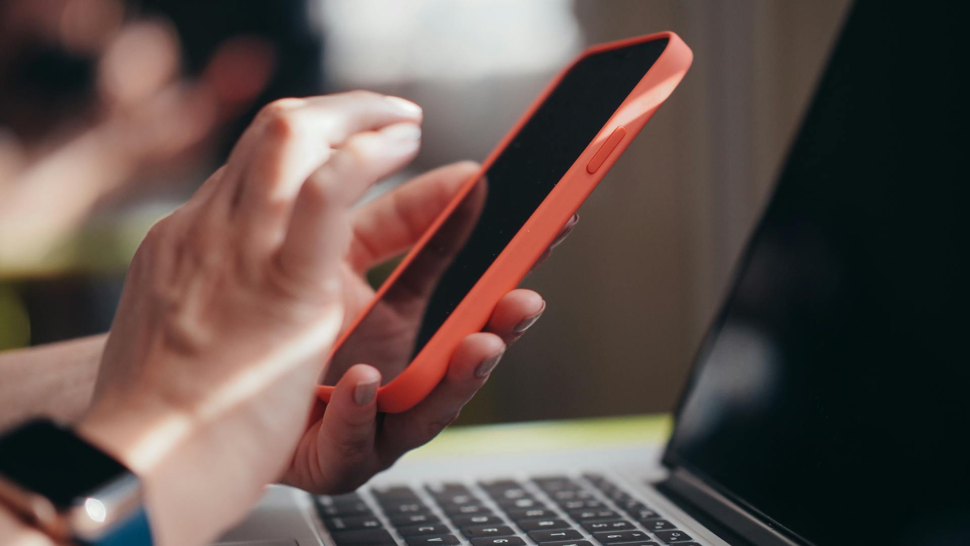 Une femme utilisant son téléphone | Source : Pexels