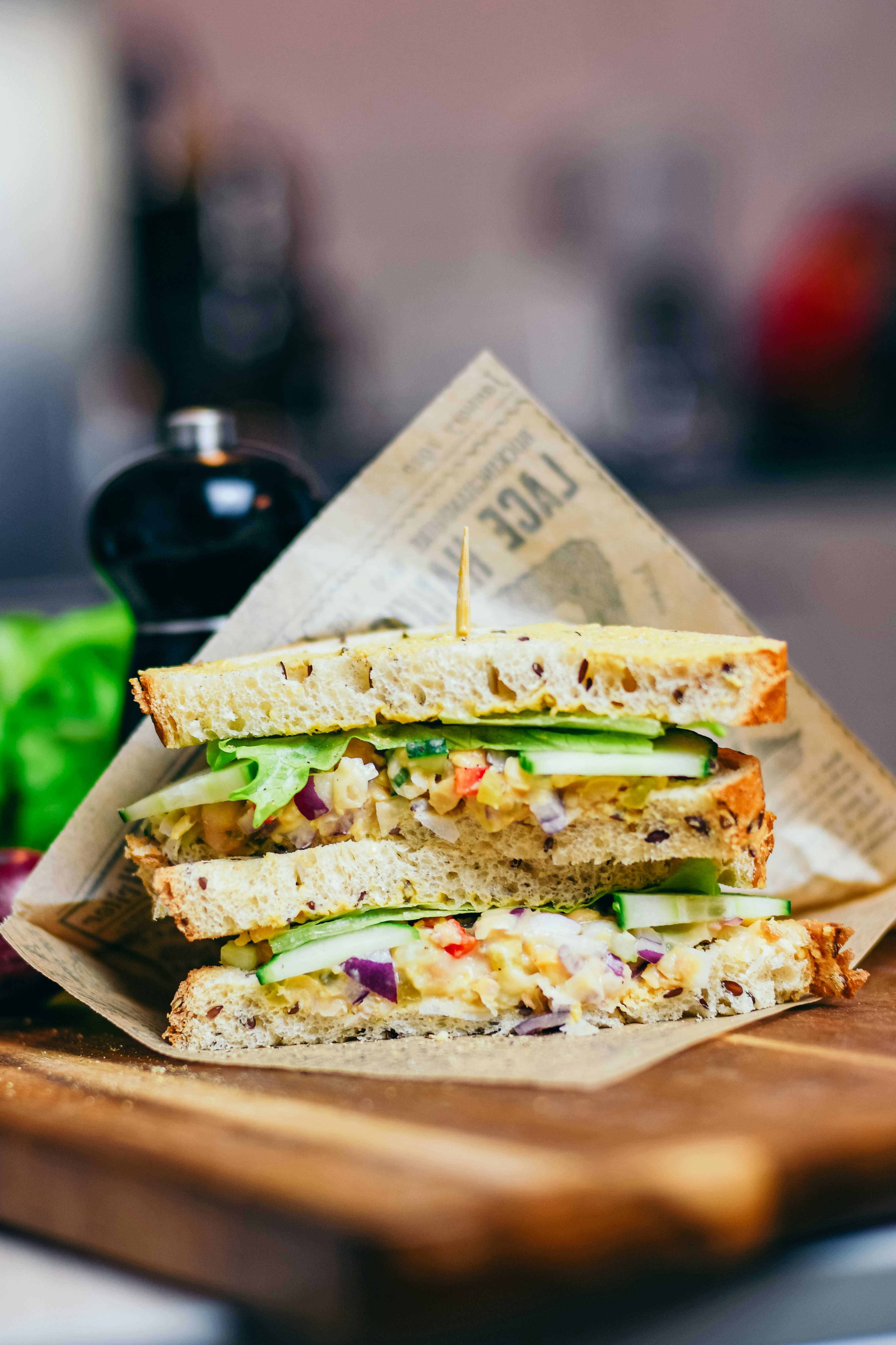 Un sandwich sur une planche en bois | Source : Unsplash