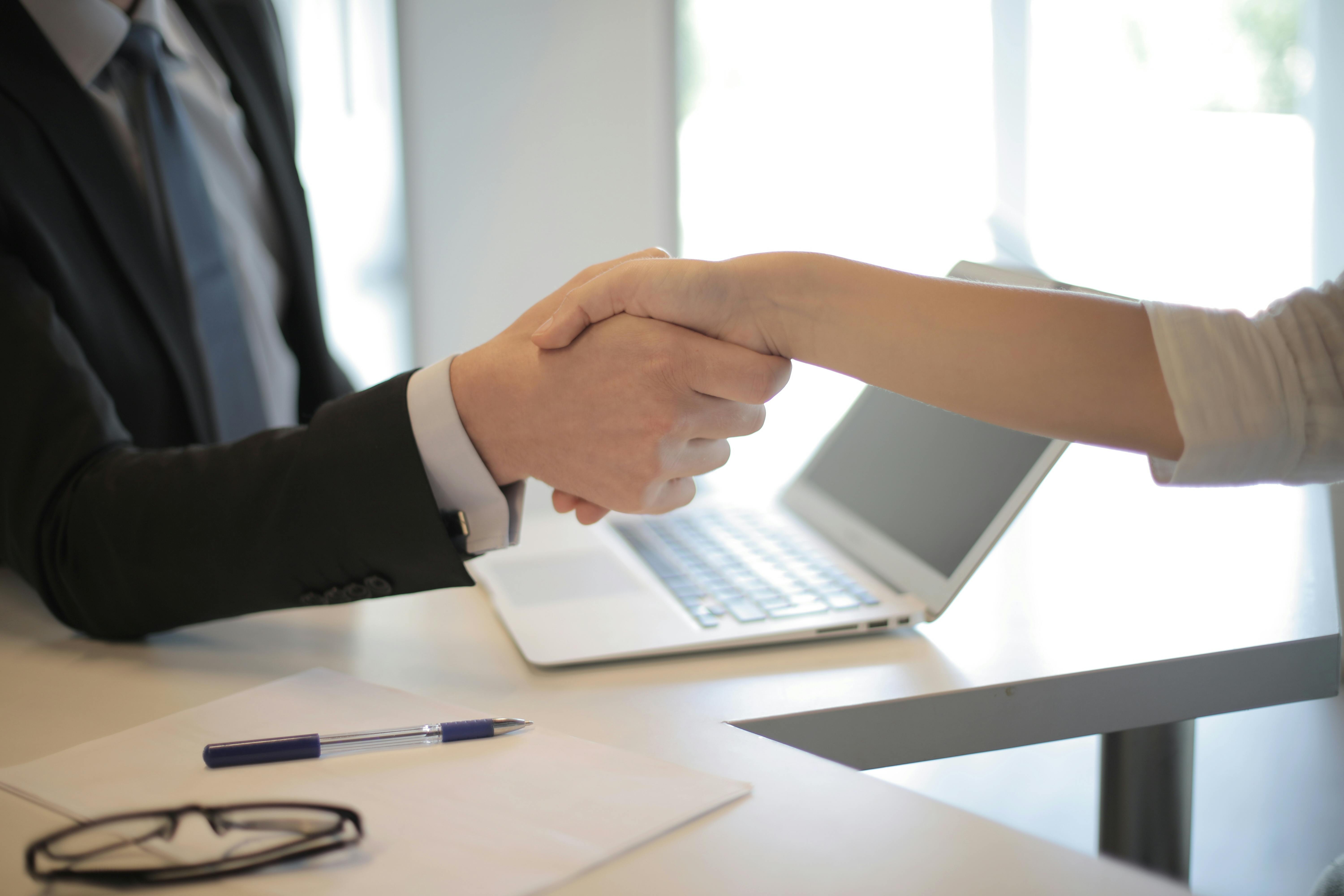 Deux personnes se serrant la main | Source : Pexels