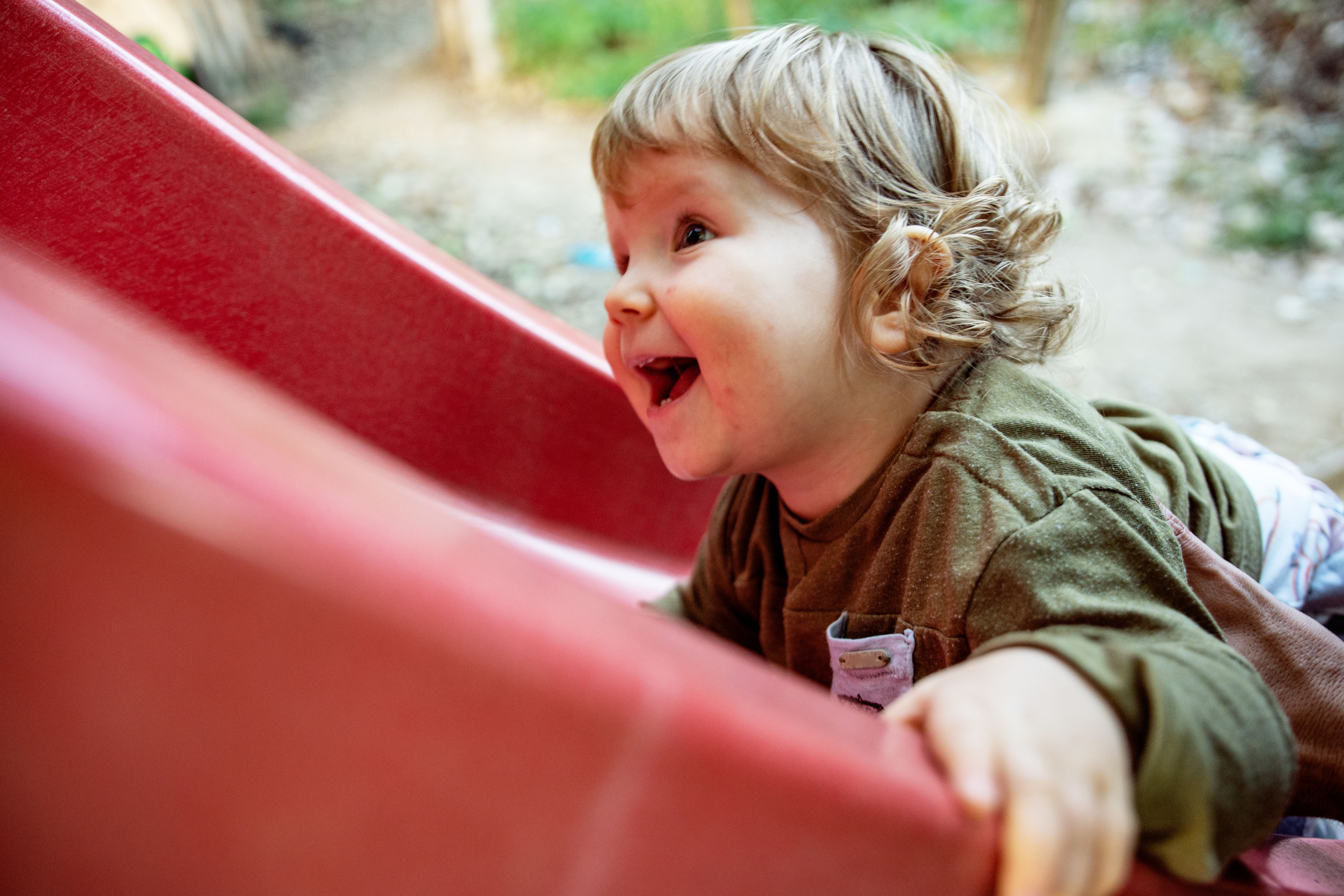 Petite fille s'amusant sur un toboggan I Photo d'illustration I Source : Getty Images
