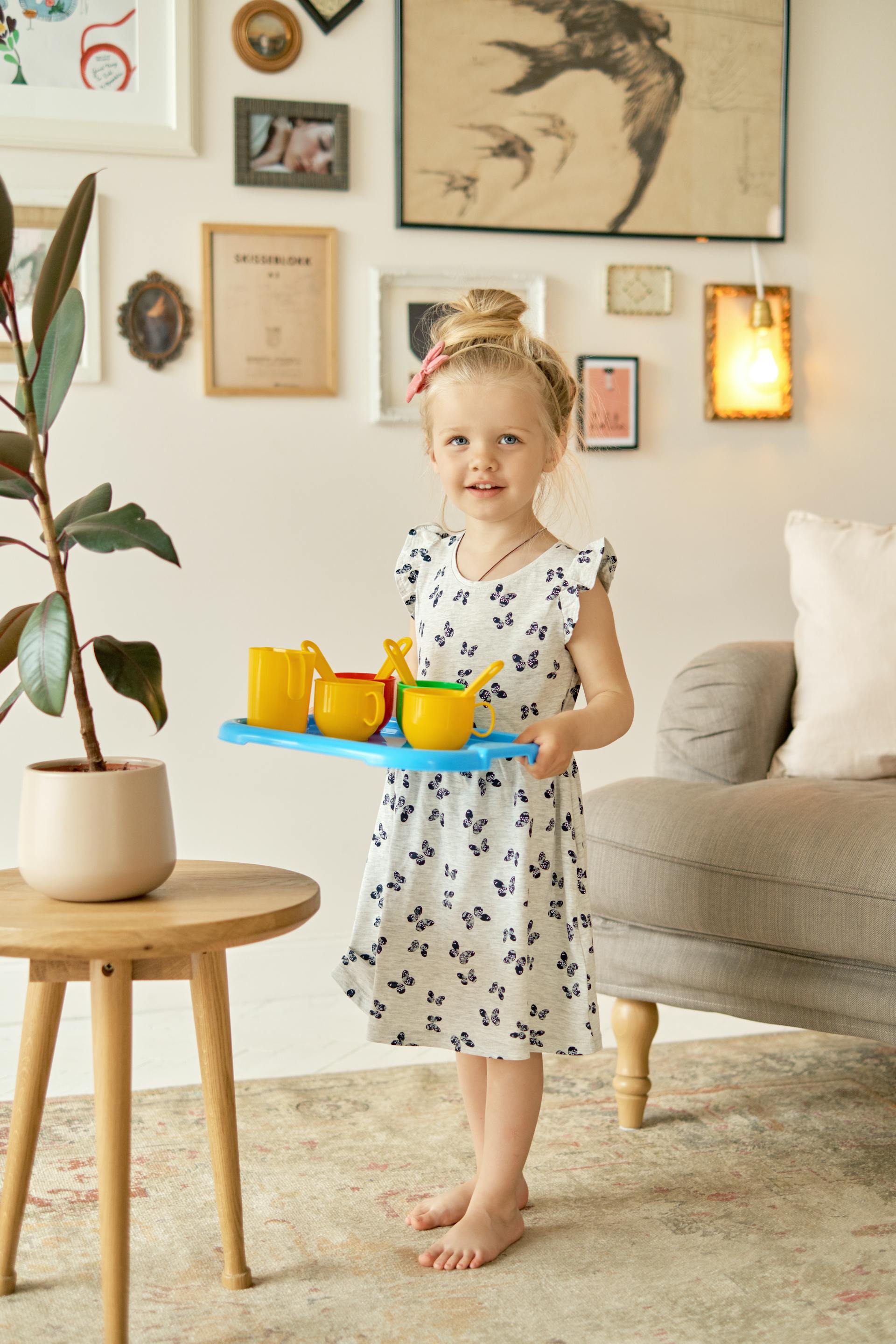 Une jeune fille transportant des gobelets en plastique sur un plateau en plastique | Source : Pexels