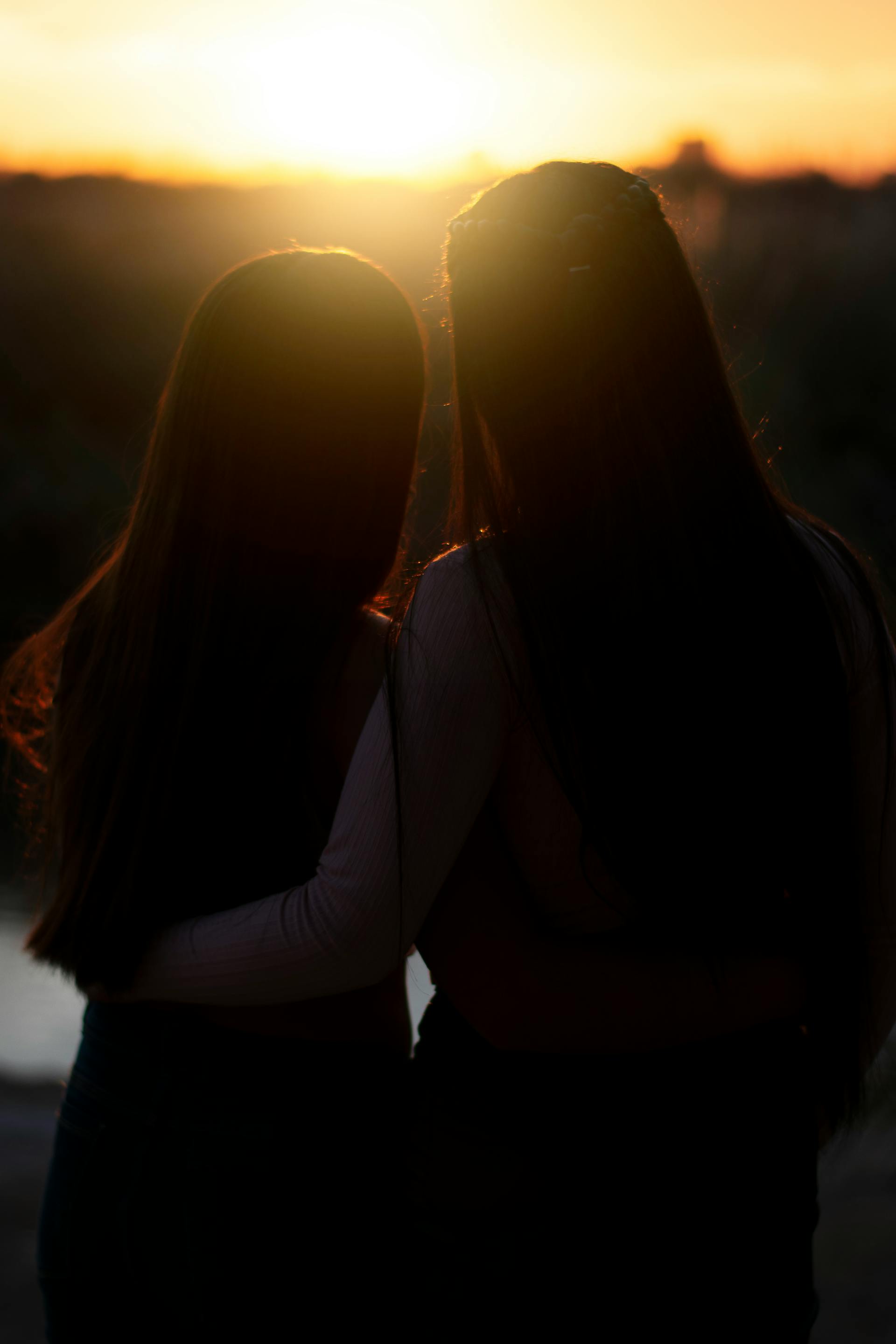 Deux femmes regardant le coucher de soleil | Source : Pexels