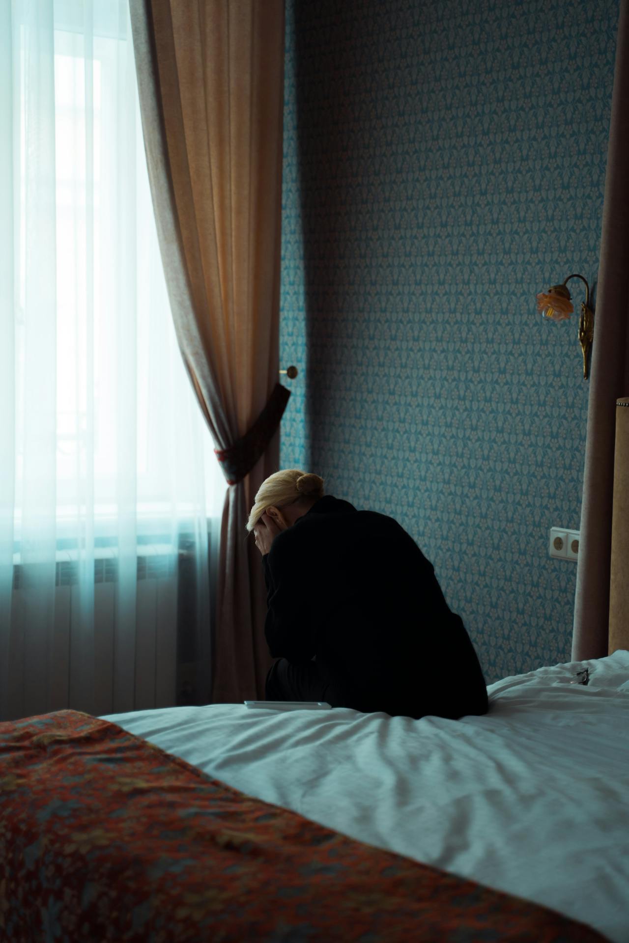 Une femme seule et déprimée assise sur son lit | Source : Pexels