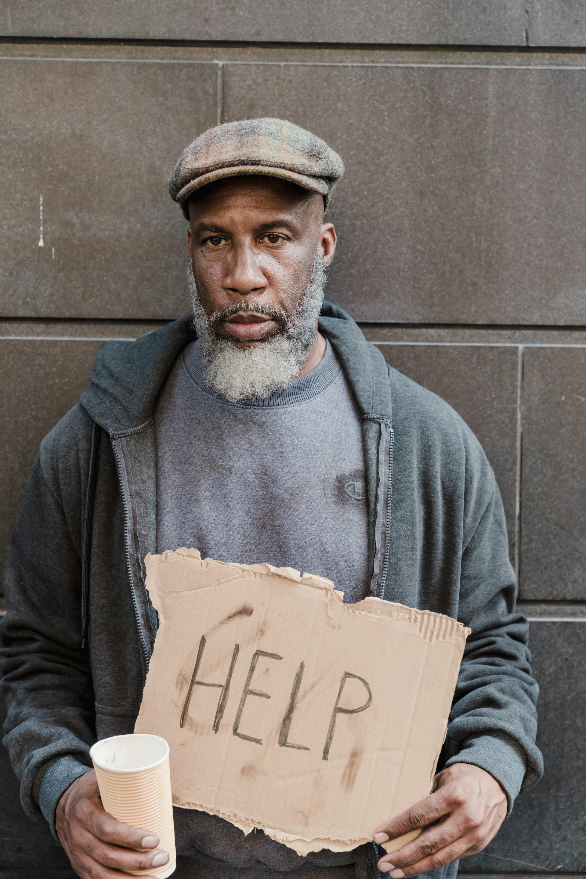 Un sans-abri triste qui demande de l'aide | Source : Pexels