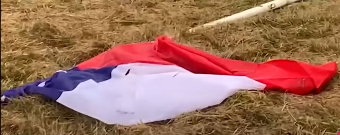 Un mât avec un drapeau au sol | Source : YouTube.com/CHVNoticiasTV