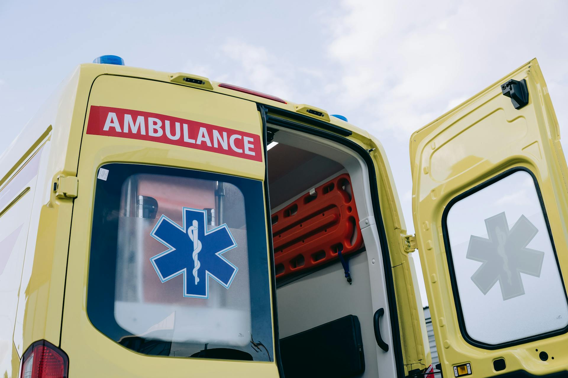 Gros plan, prise de vue en contre-plongée d'une ambulance | Source : Pexels