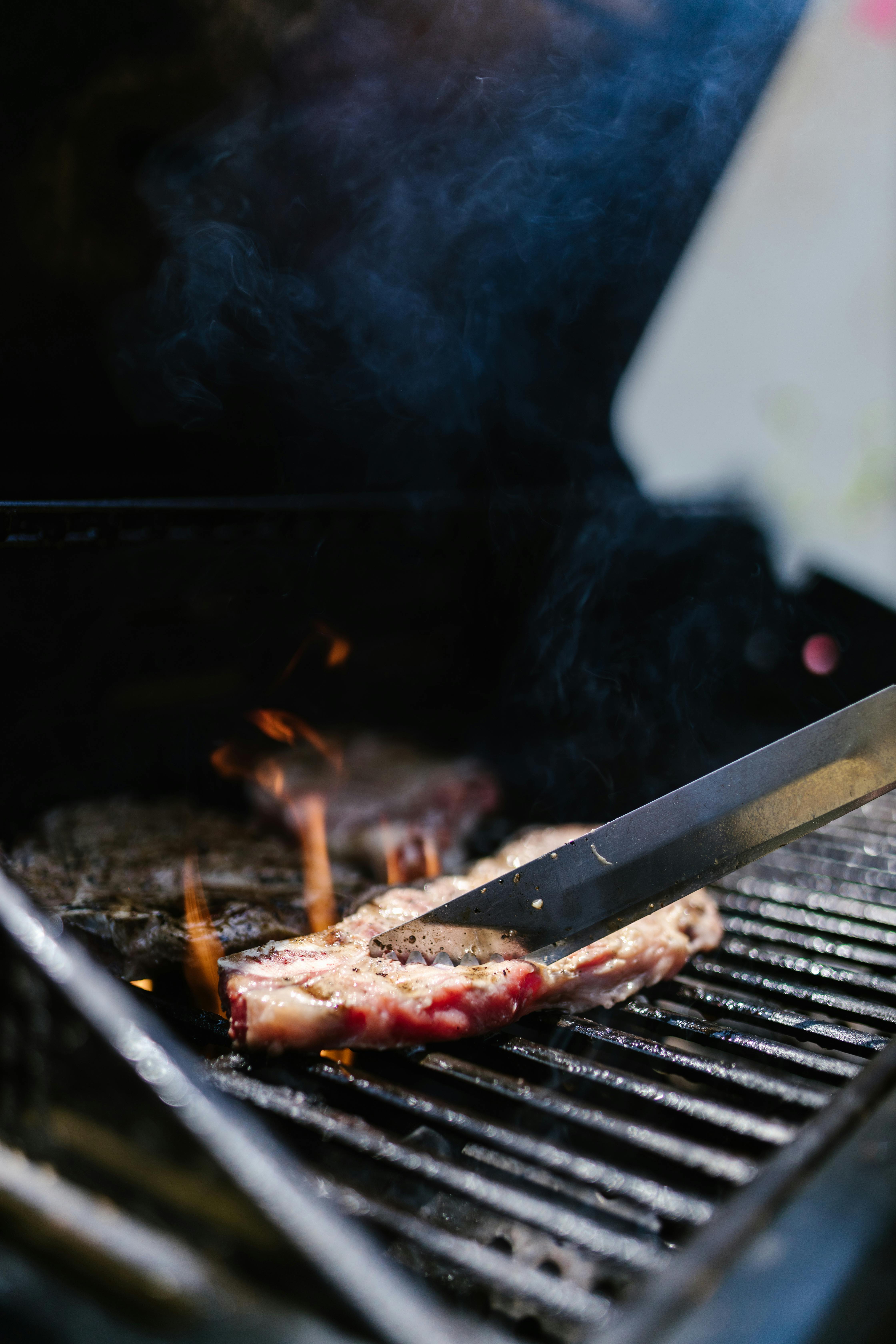 Un morceau de viande sur un barbecue | Source : Pexels