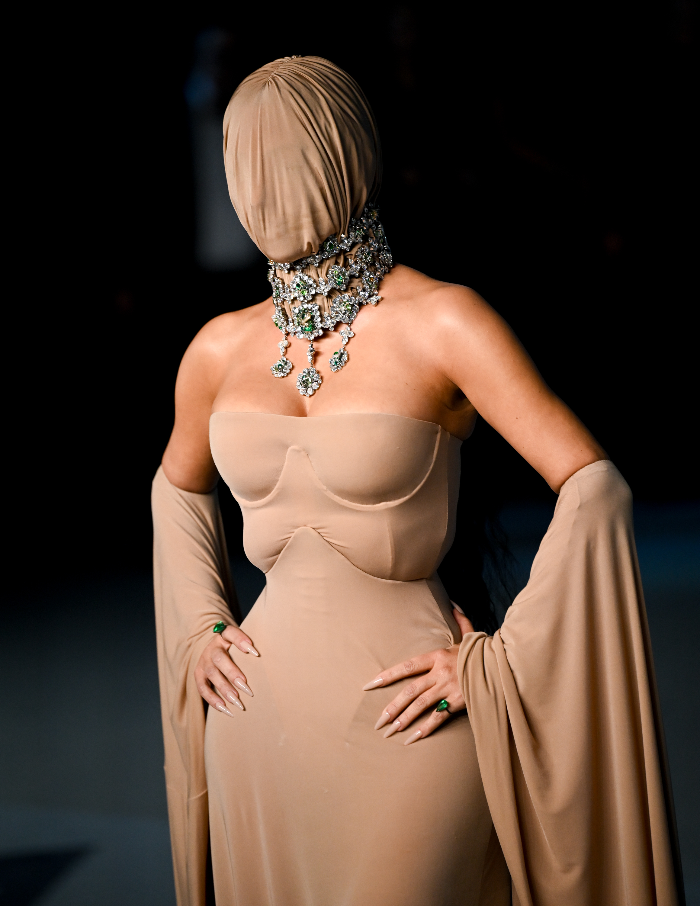 Une vue du masque facial et de la robe nude de Kim Kardashian. | Source : Getty Images
