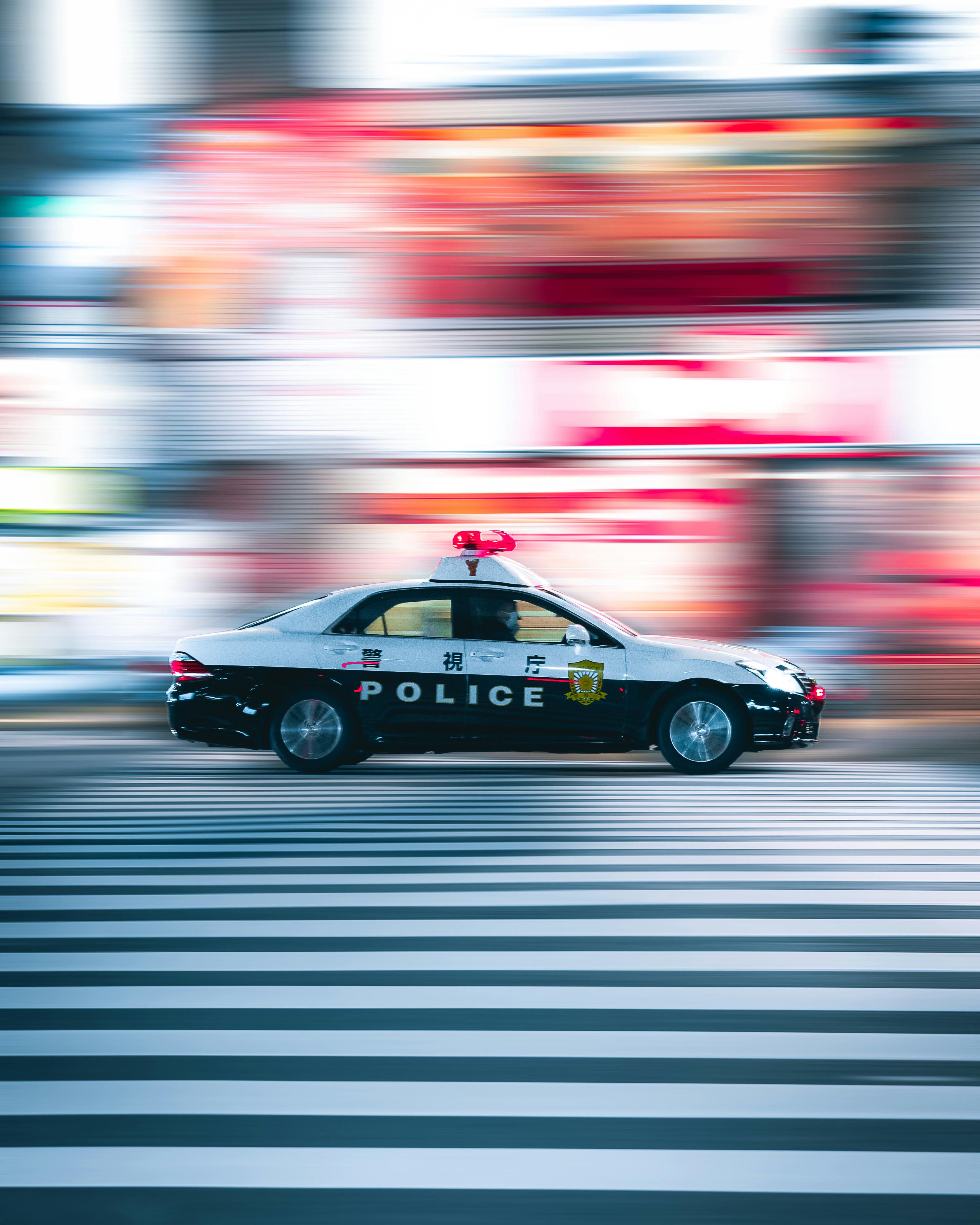 Une voiture de police en mouvement | Source : Pexels