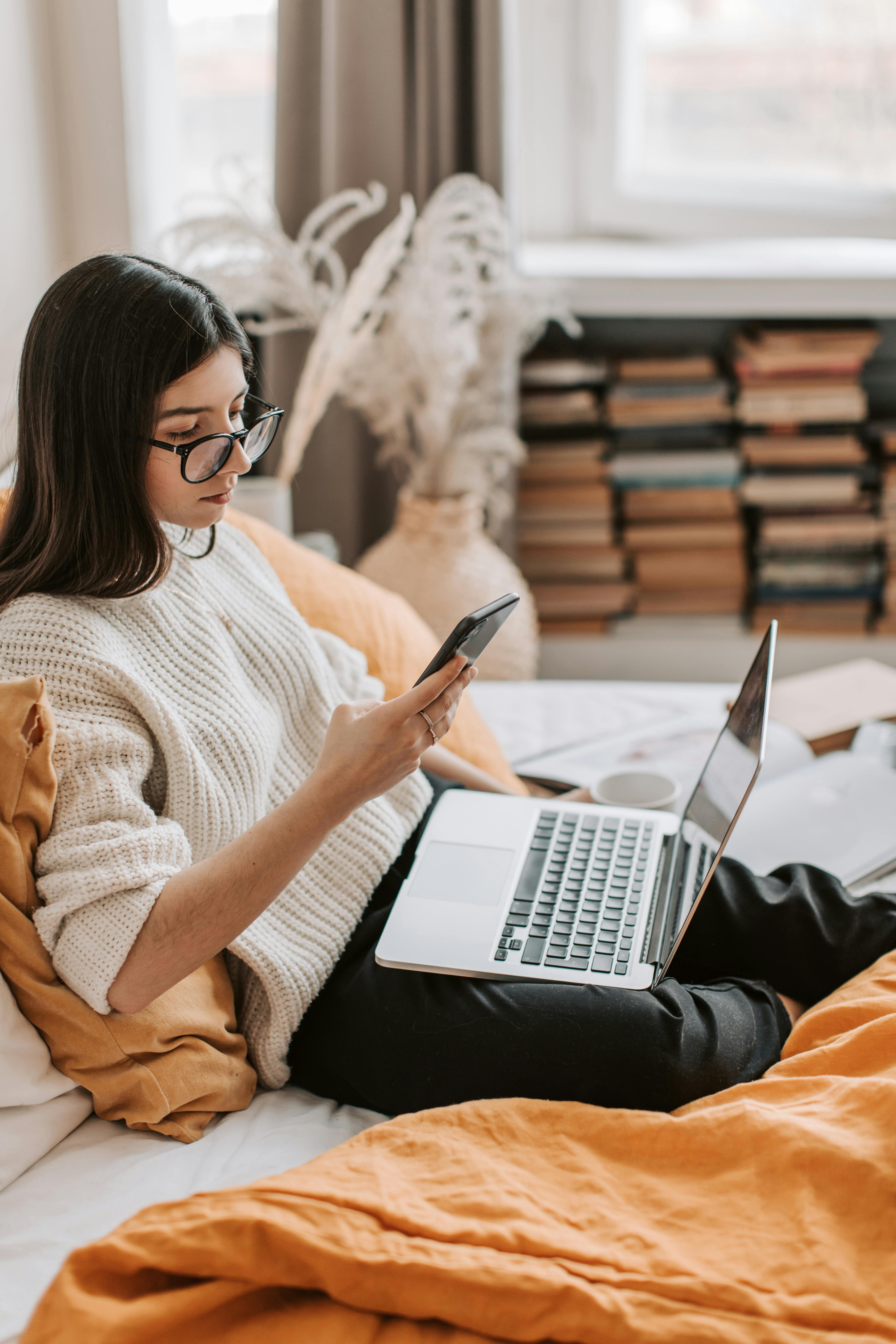 Une femme travaillant sur son ordinateur portable | Source : Pexels