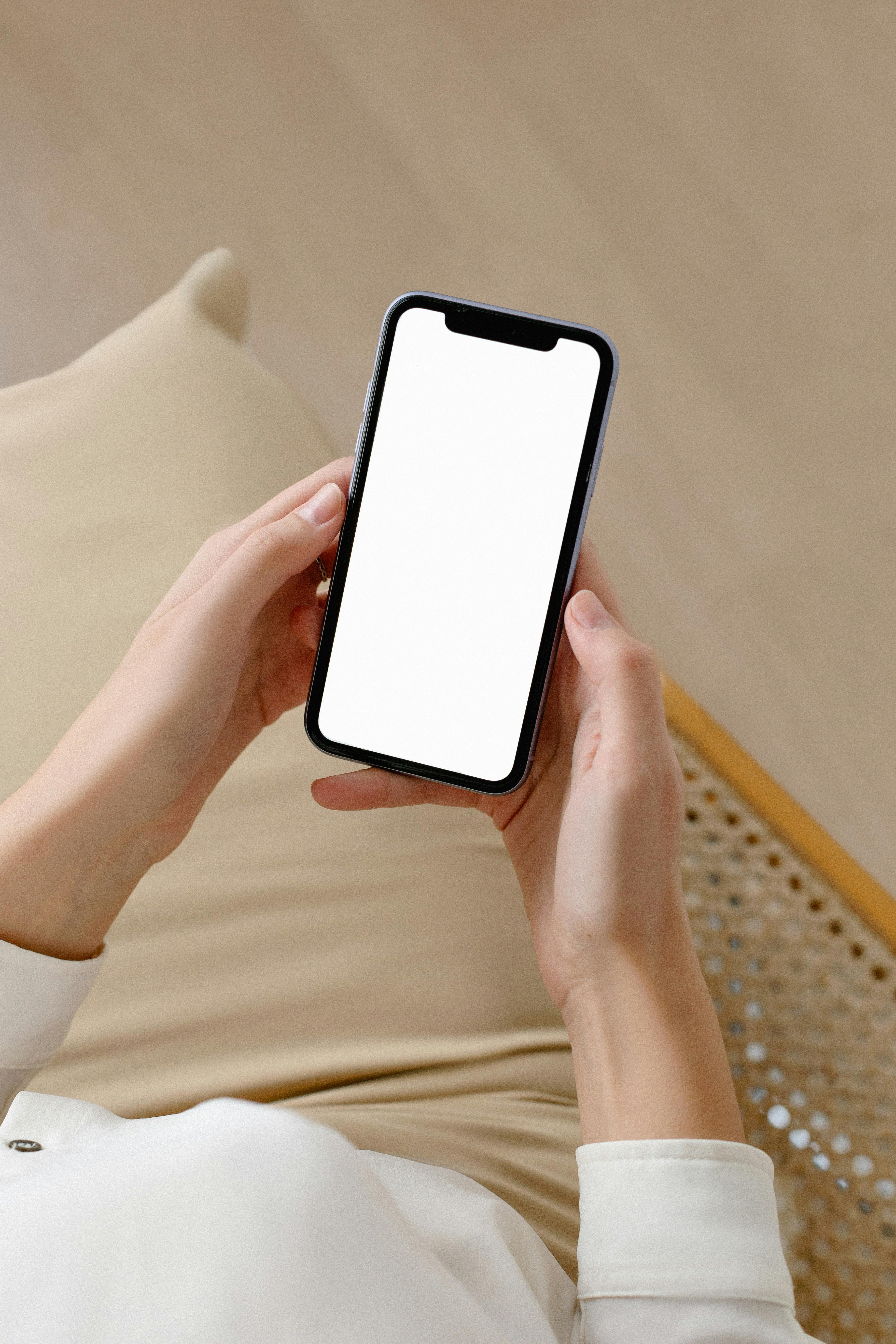 Une personne tenant un téléphone | Source : Pexels