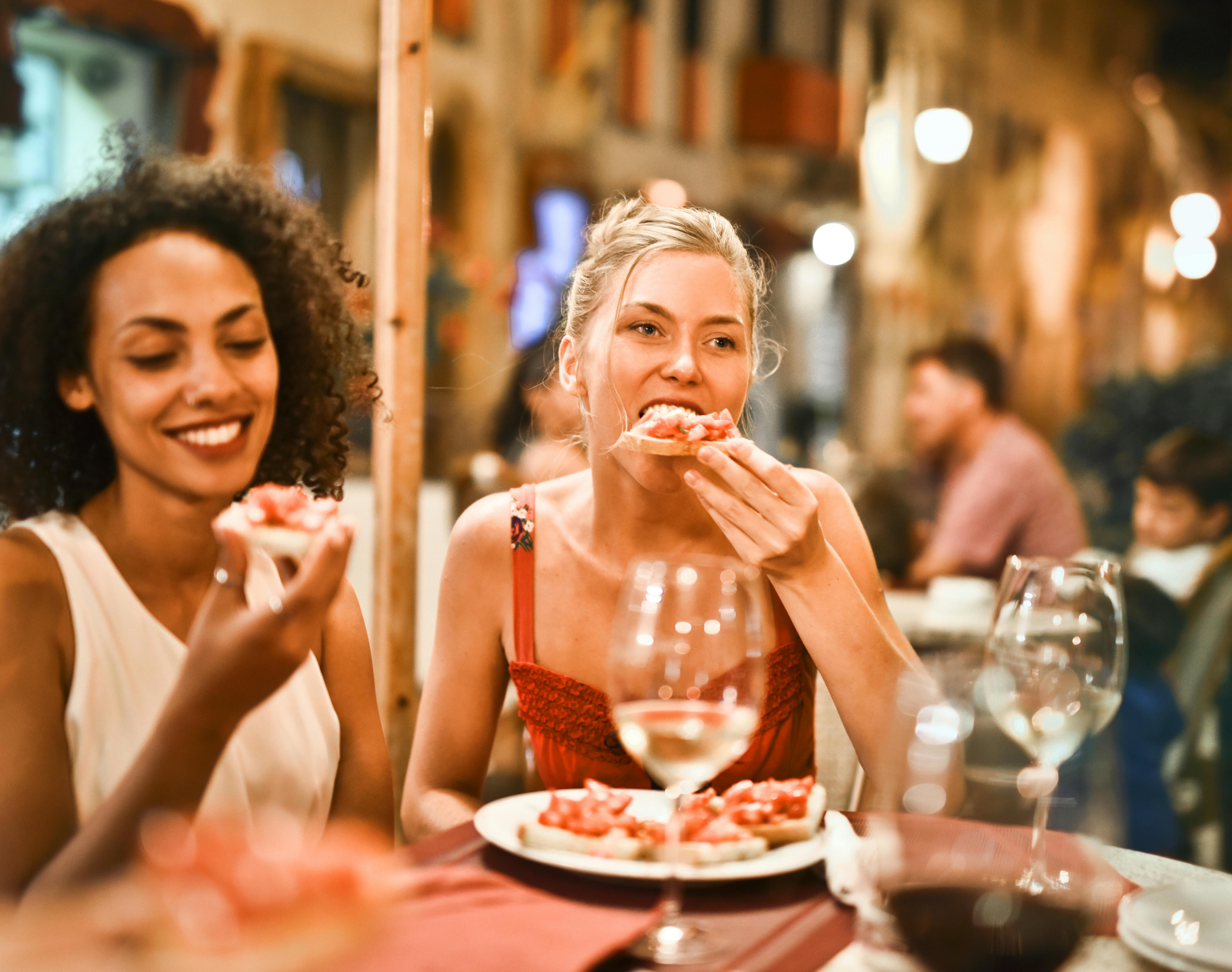Des gens en train de dîner | Source : Pexels