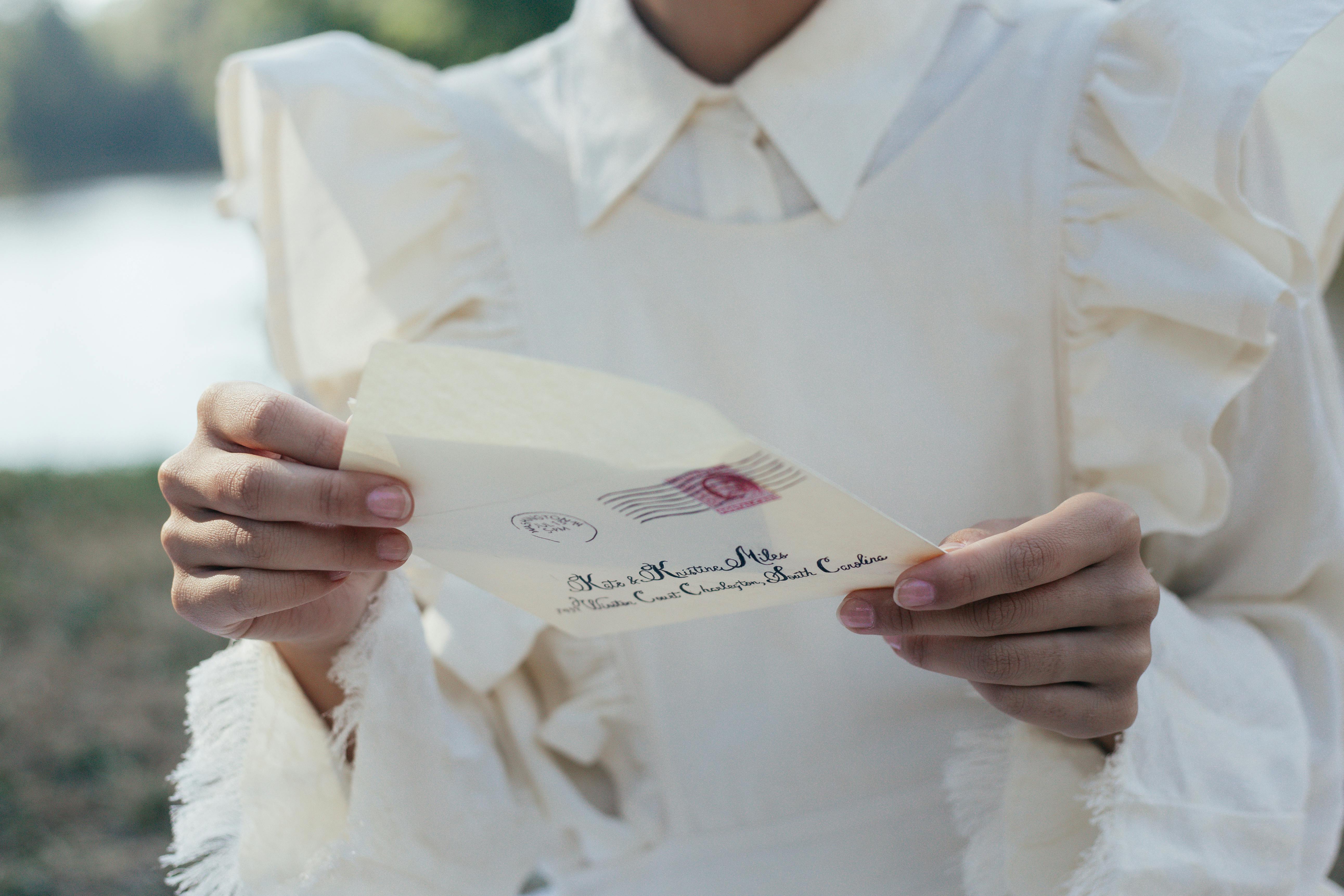 Une femme tenant une lettre | Source : Pexels