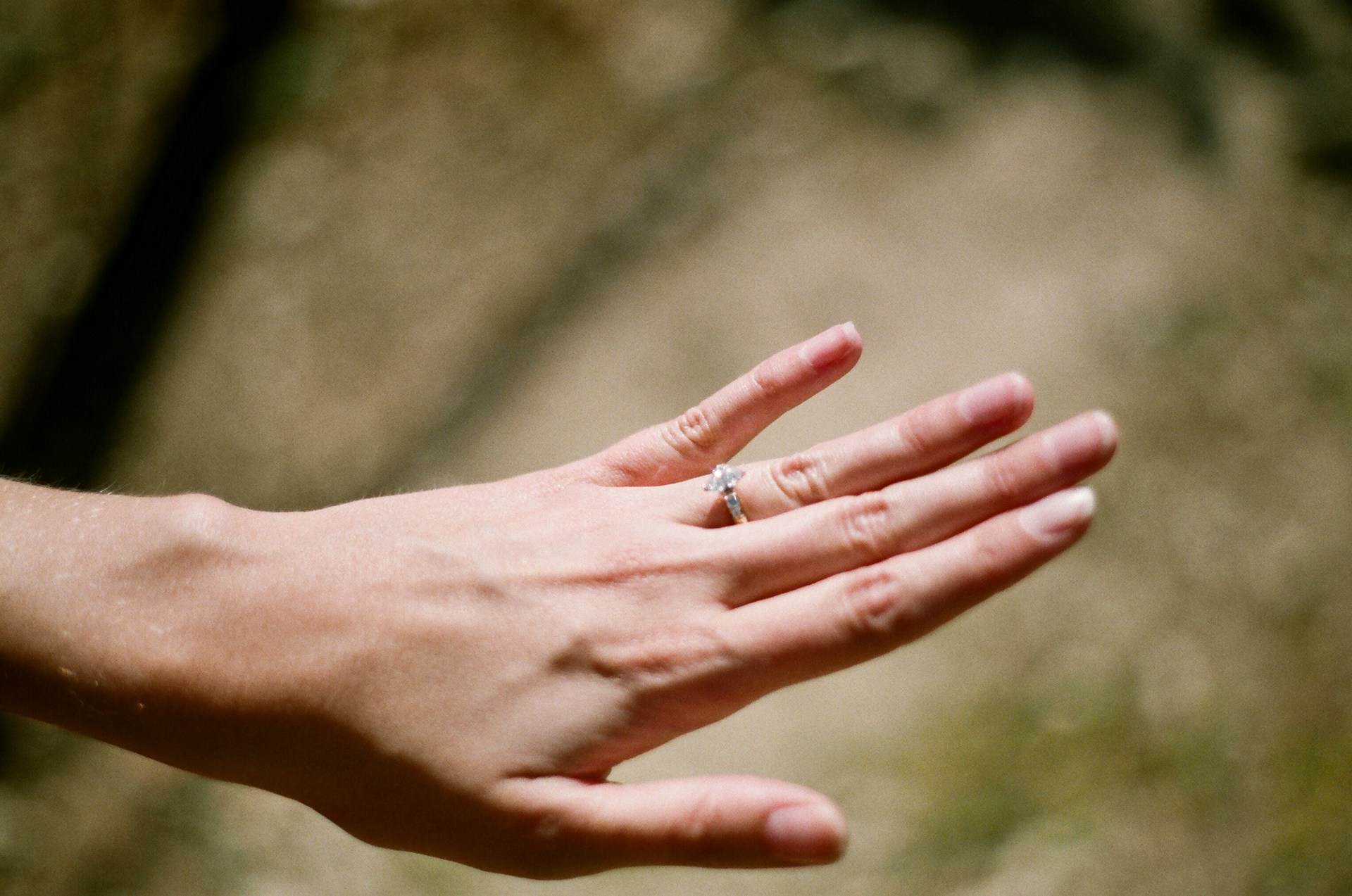 Une femme portant une bague en diamant | Source : Unsplash