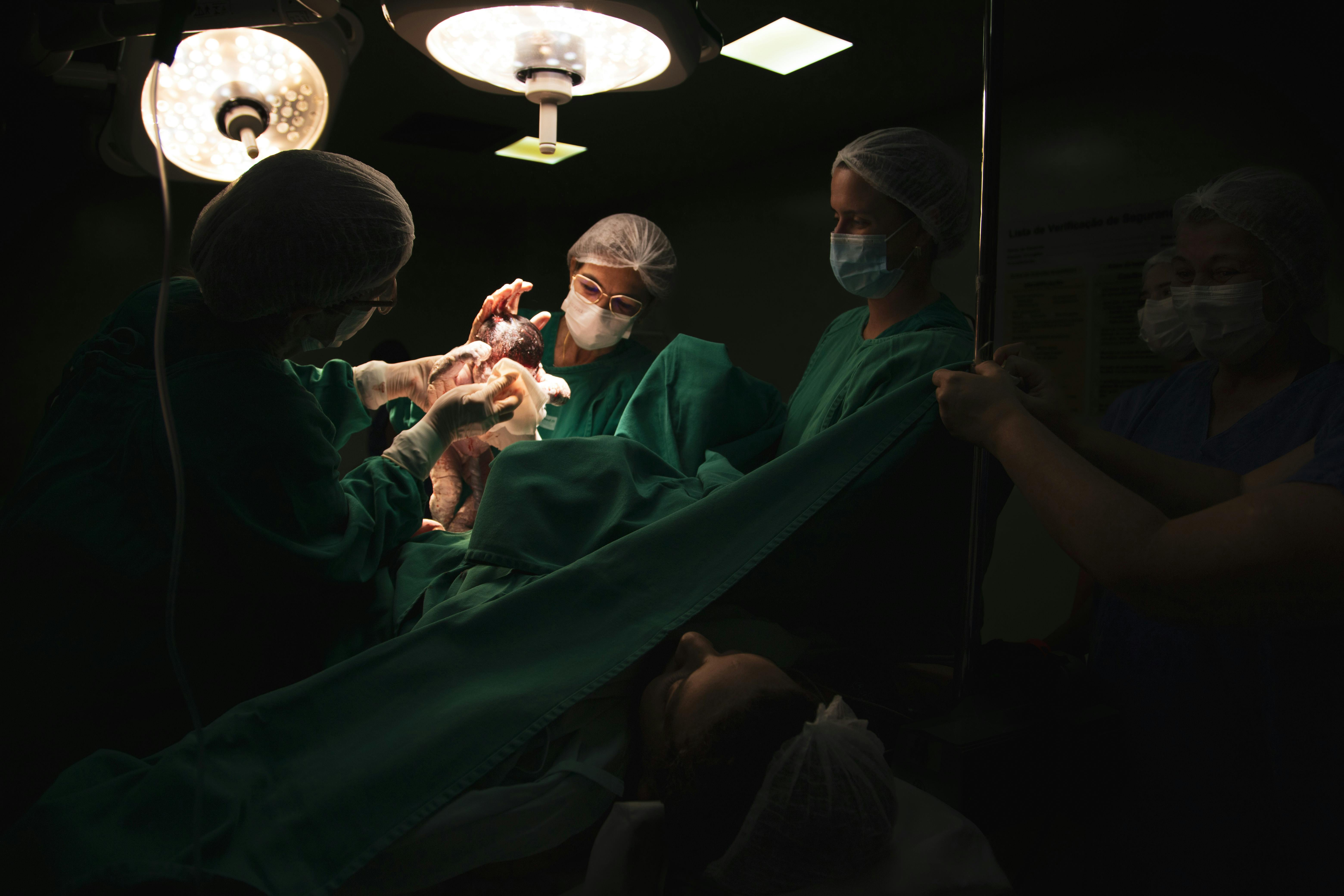 Une femme allongée sur un lit d'hôpital | Source : Pexels