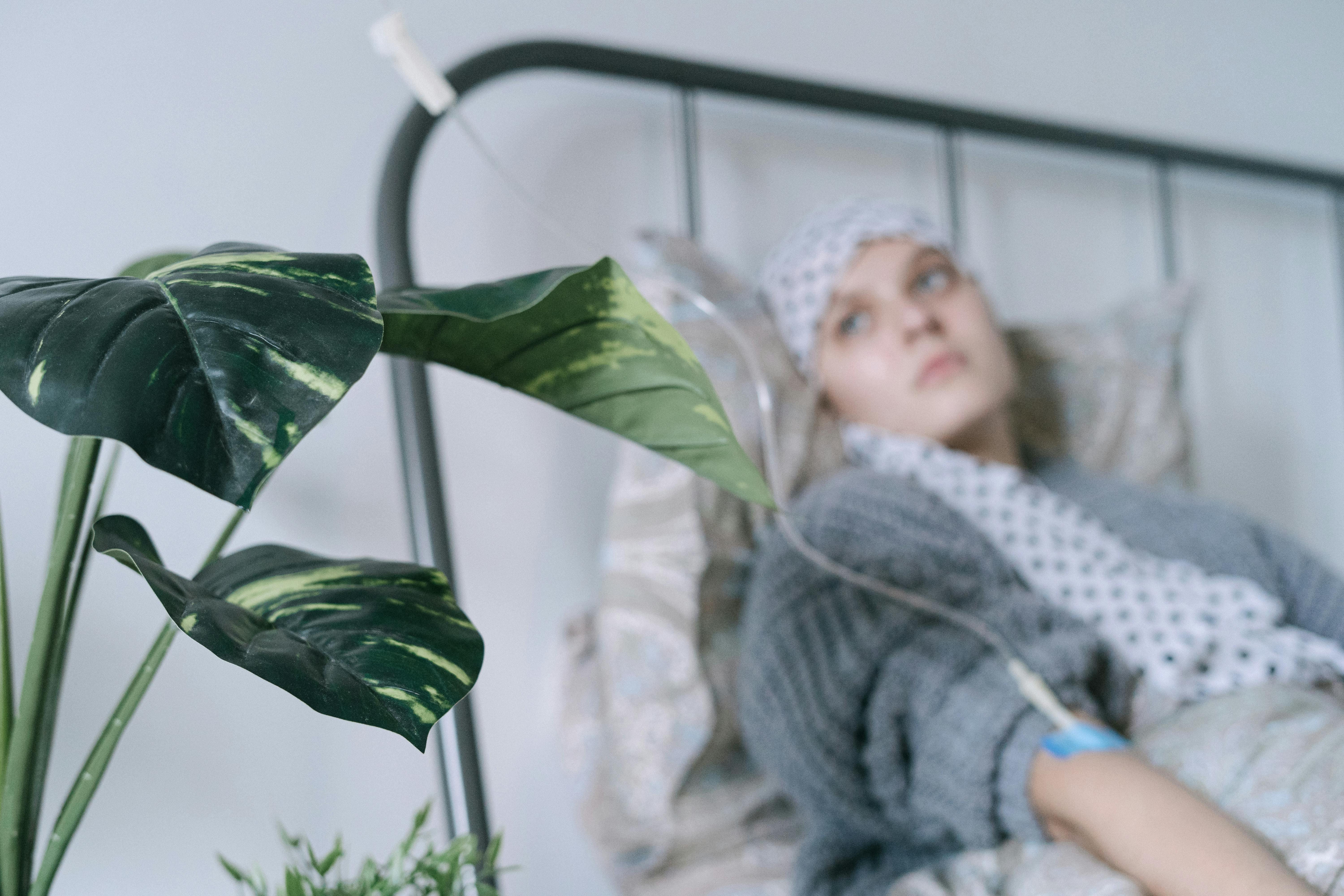 Une femme malade dans un lit d'hôpital | Source : Pexels