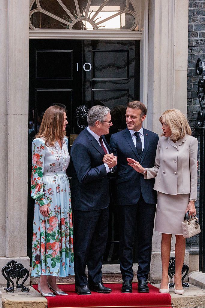 Le Premier ministre britannique, Sir Keir Starmer, et son épouse Victoria, Lady Starmer, accueillent le président français Emmanuel Macron et son épouse Brigitte Macron au 10 Downing Street, à l'occasion de la première visite d'État du président au Royaume-Uni, le 9 juillet 2025 à Londres. | Source : Getty Images