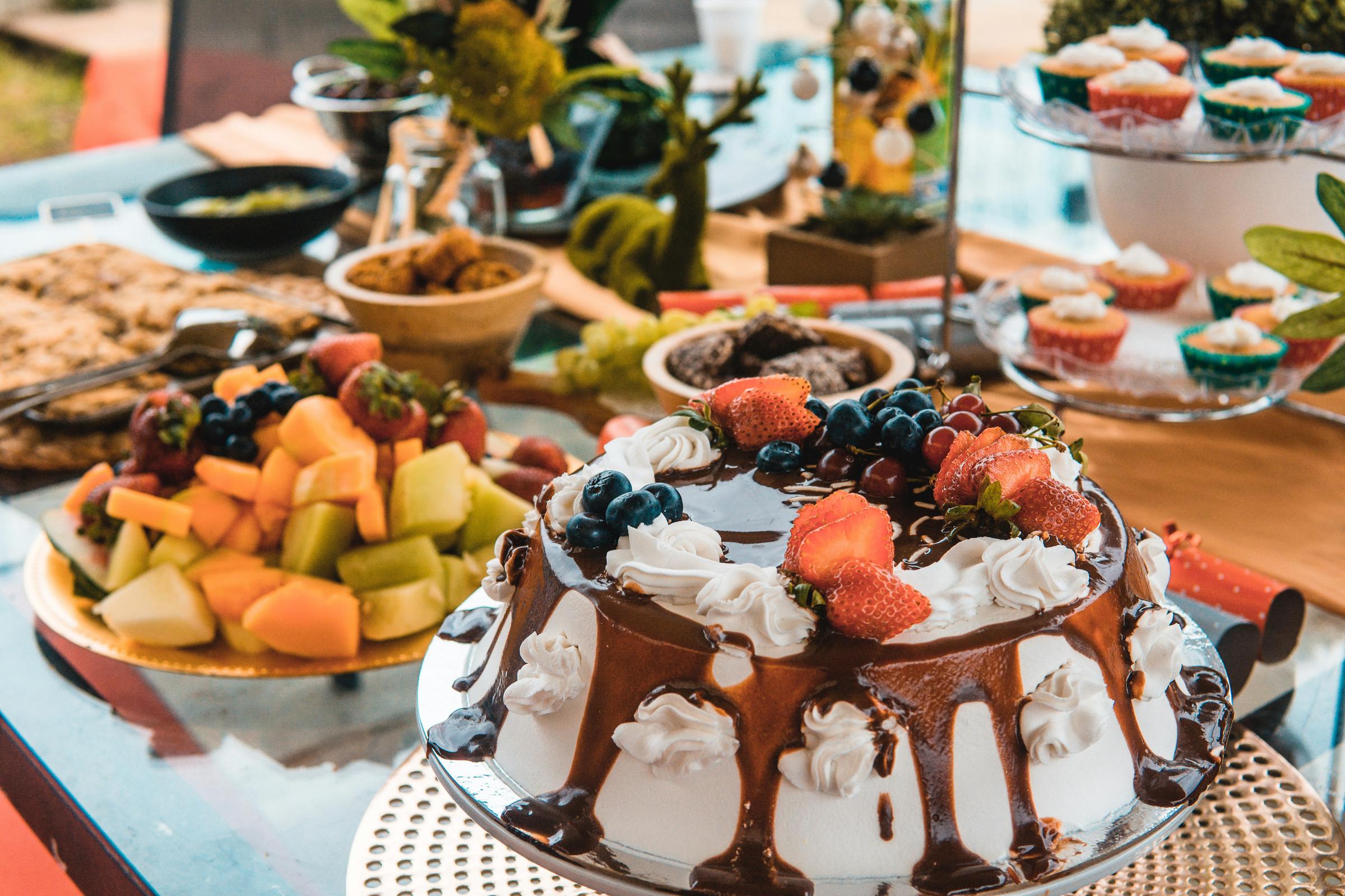 Gros plan sur une table de desserts | Source : Unsplash