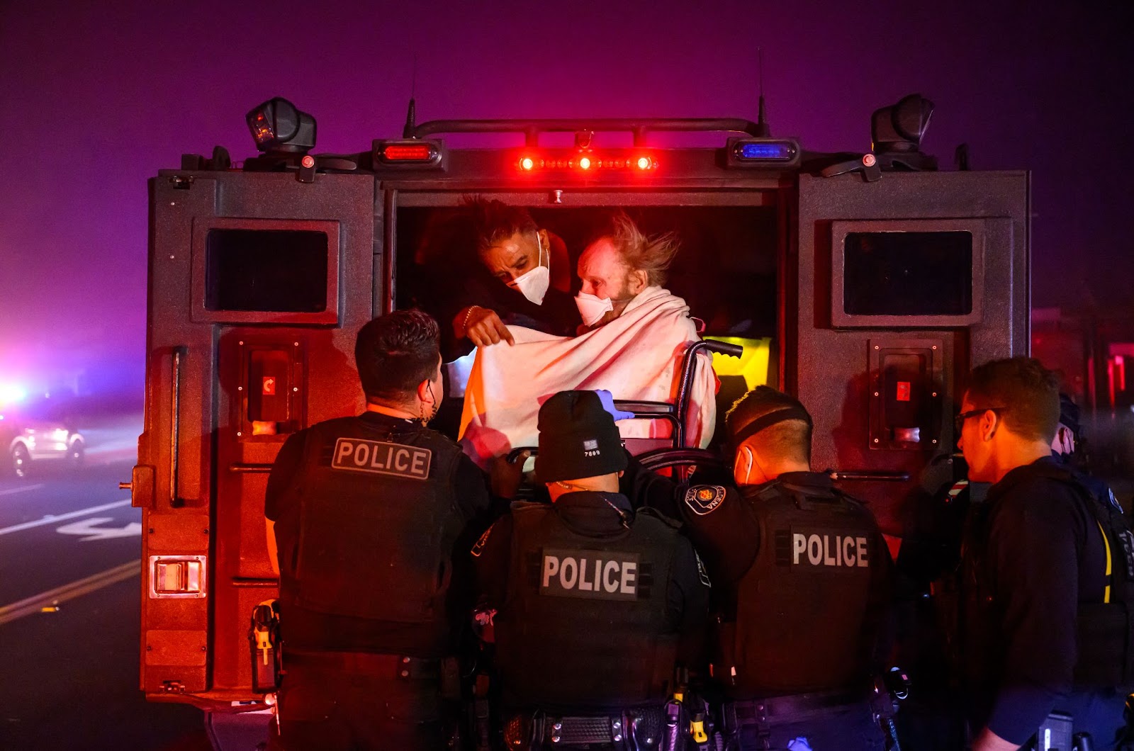 Un patient âgé évacué dans un véhicule blindé lors de l'incendie Eaton à Pasadena, en Californie, le 7 janvier 2025. | Source : Getty Images