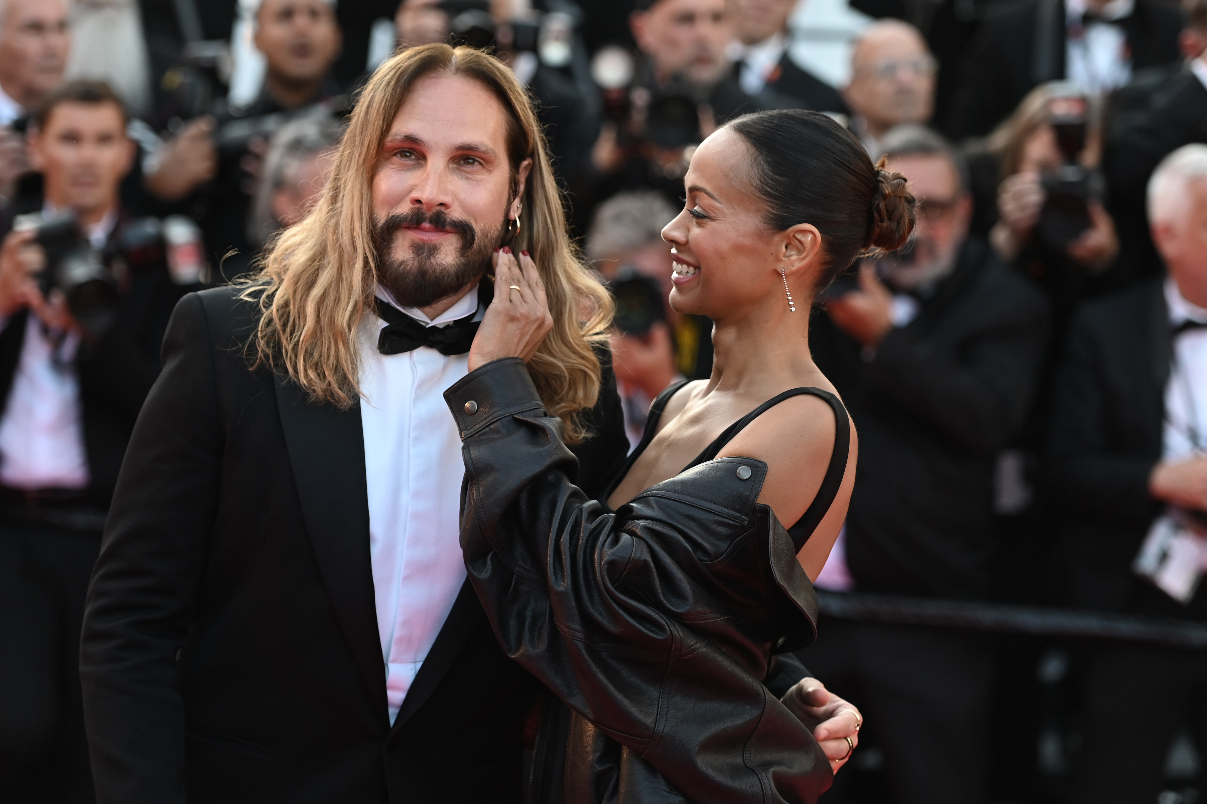 Marco Perego-Saldaña et Zoe Saldaña foulent le tapis rouge lors du 78e Festival international du film de Cannes, le 14 mai 2025 | Source : Getty Images
