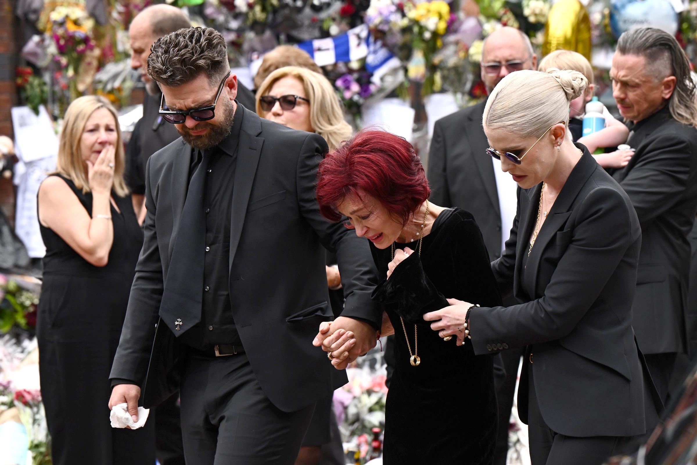 Jack, Sharon et Kelly Osbourne lors des funérailles d'Ozzy Osbourne, le 30 juillet 2025, à Birmingham, en Angleterre. | Source : Getty Images