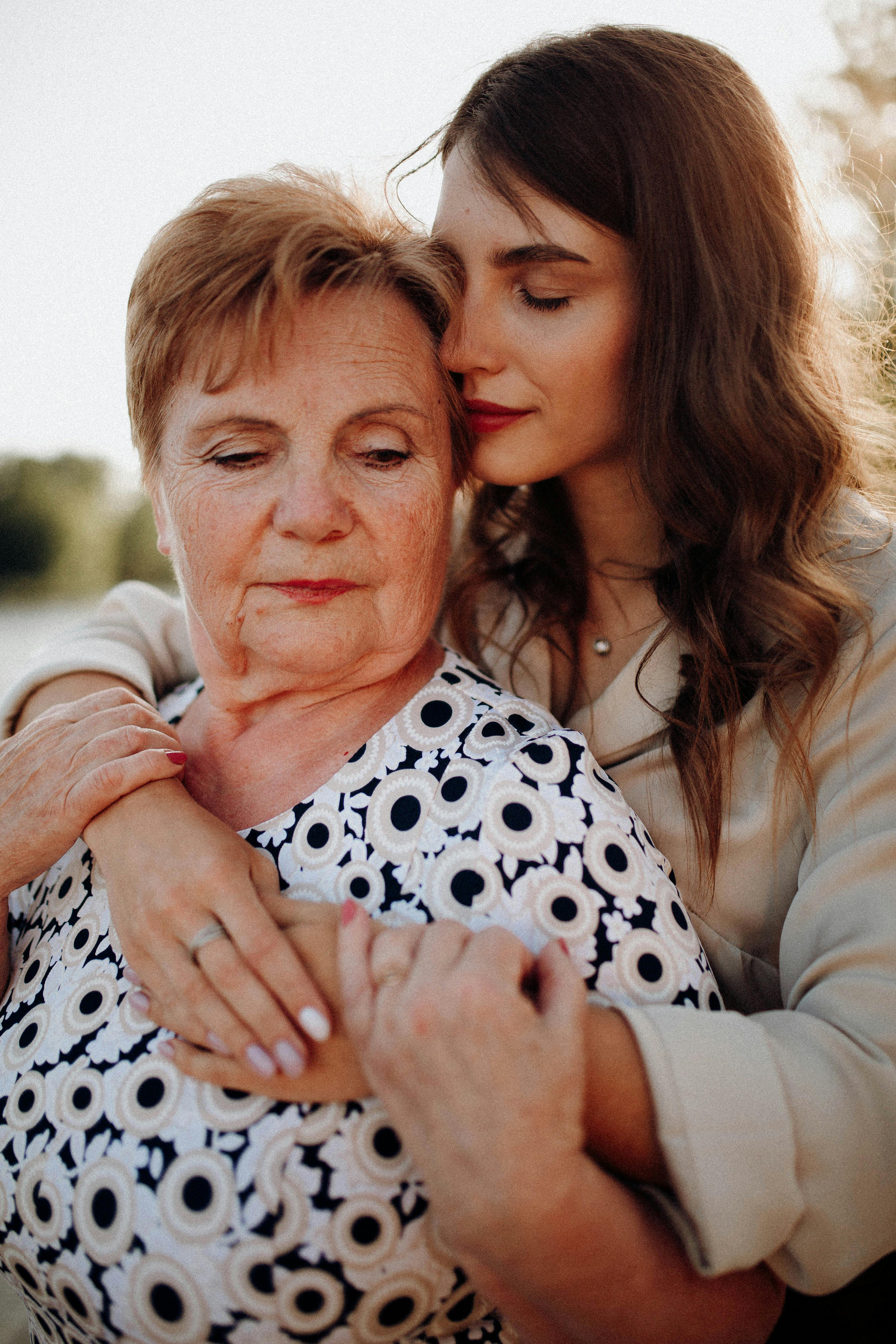 Une femme plus jeune qui serre dans ses bras une femme plus âgée | Source : Pexels