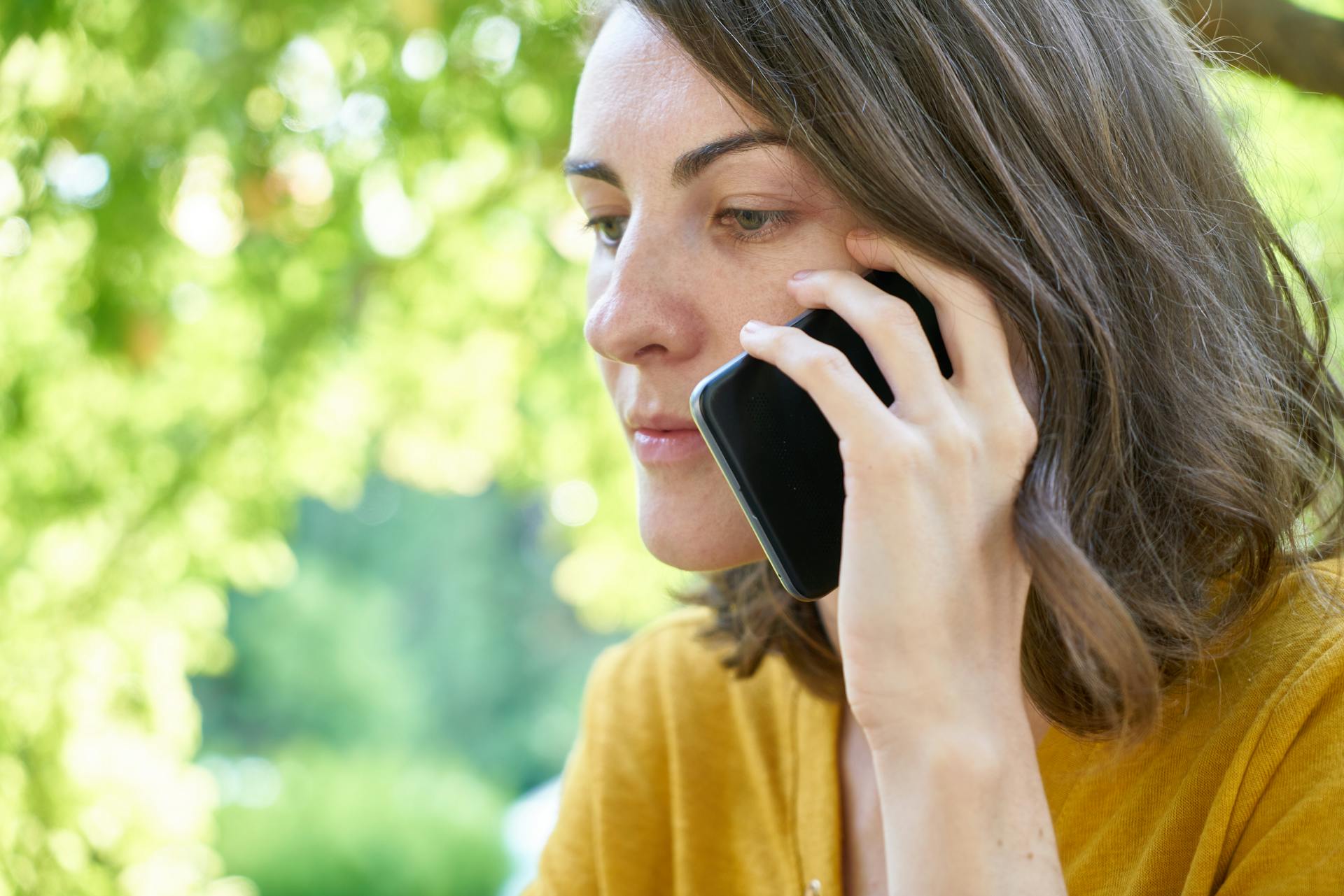 Une femme qui parle au téléphone | Source : Pexels