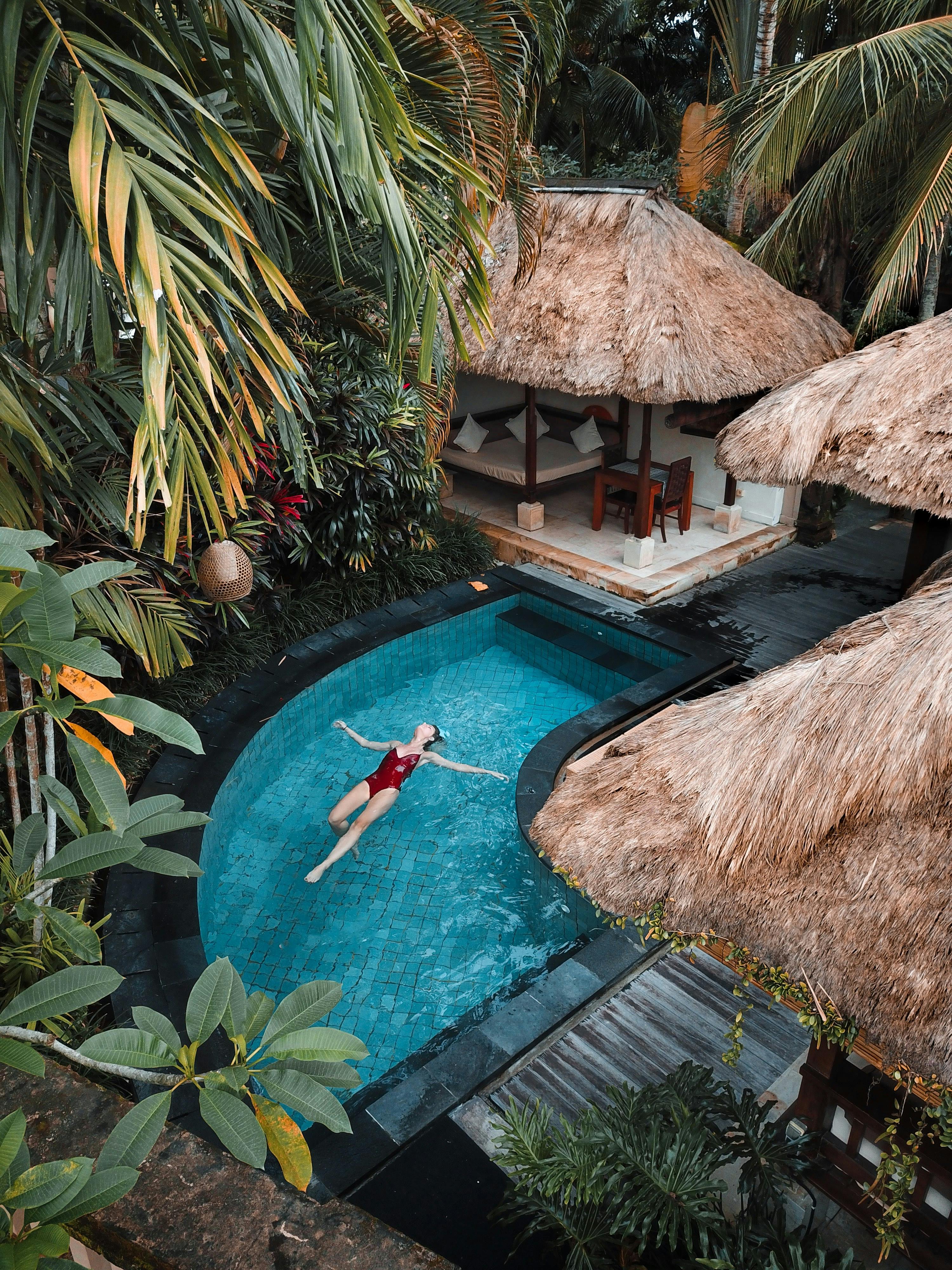 Une femme nageant dans une piscine | Source : Pexels