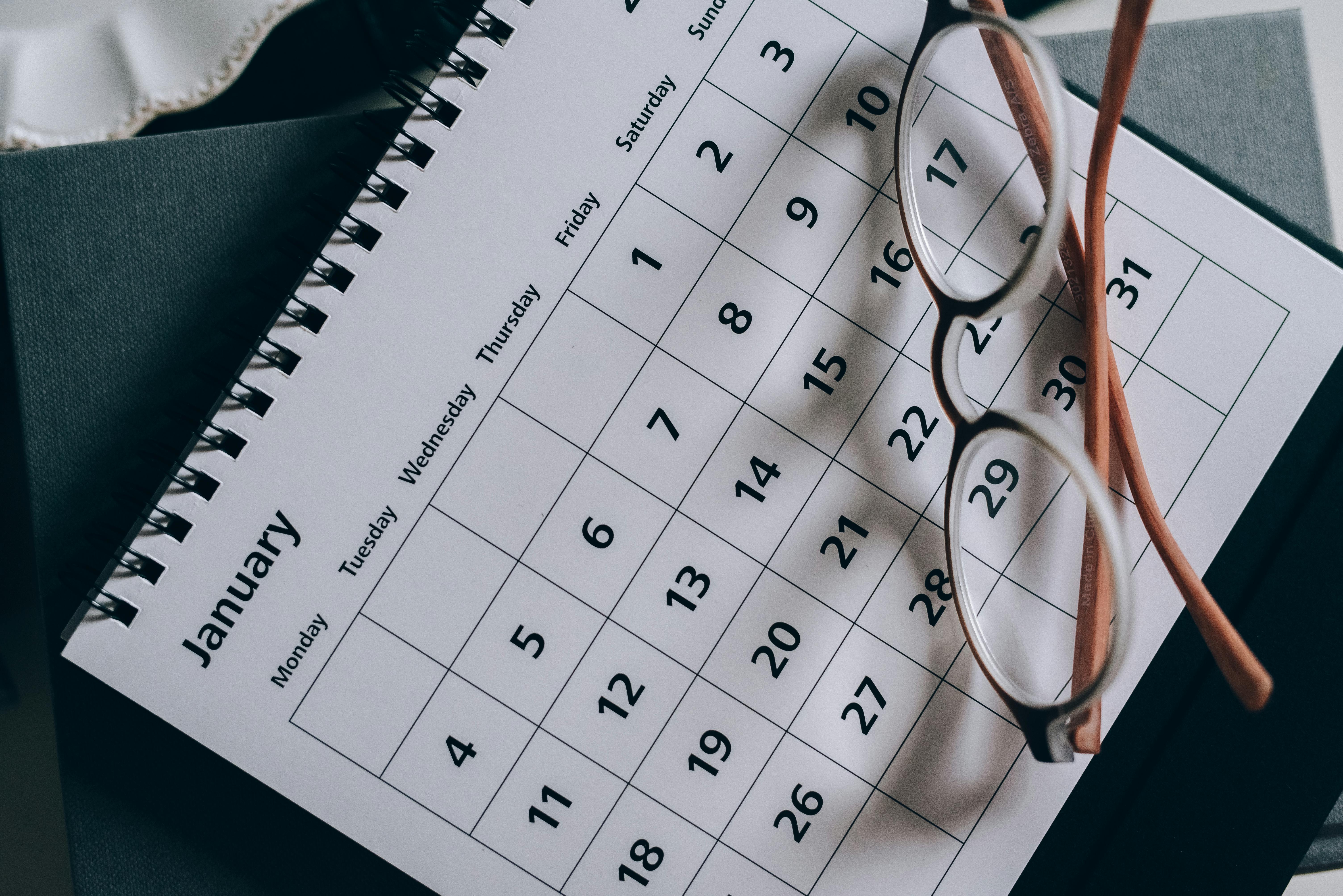 Un calendrier de bureau | Source : Pexels