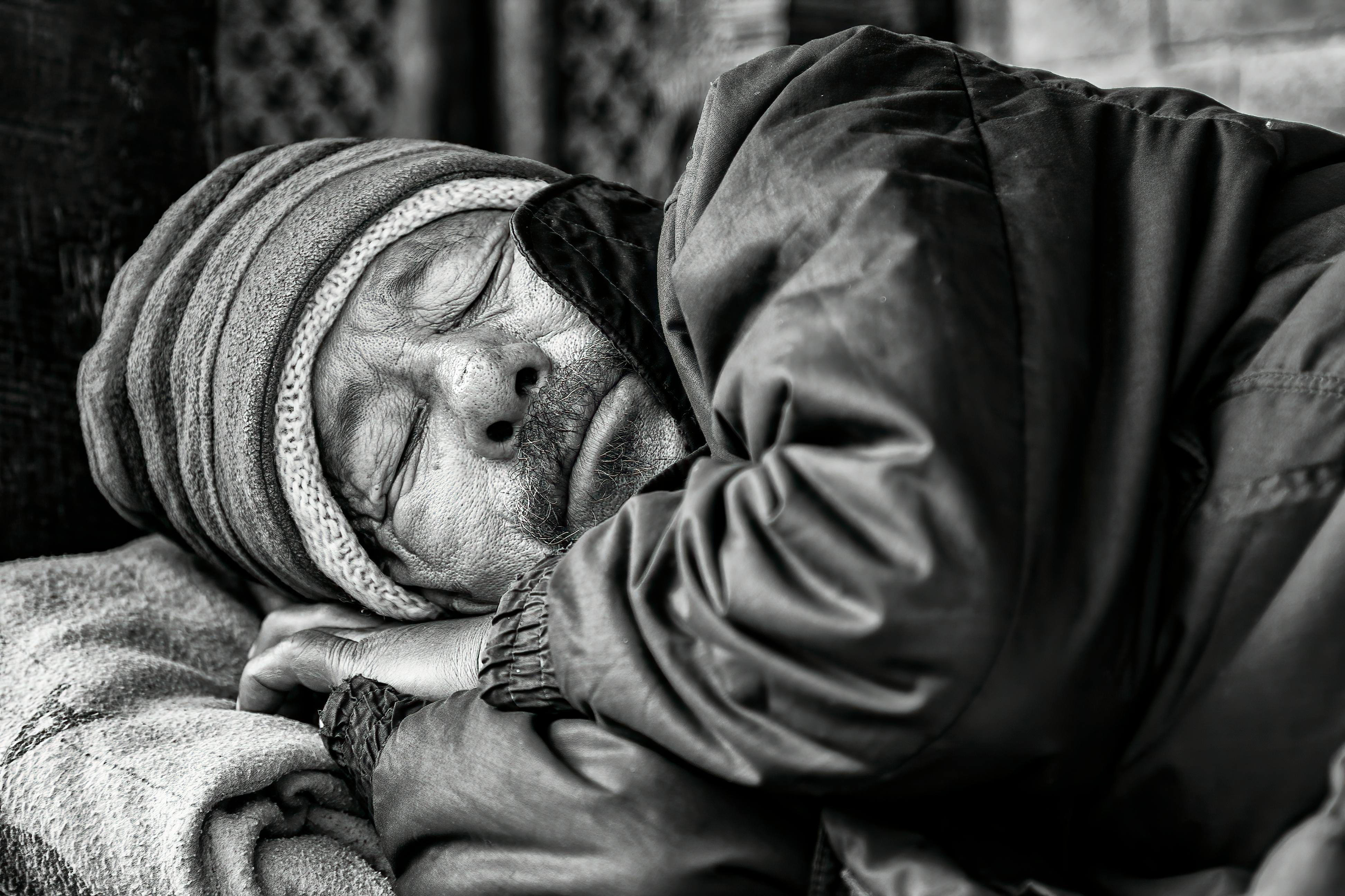 Un homme qui dort dans la rue | Source : Pexels