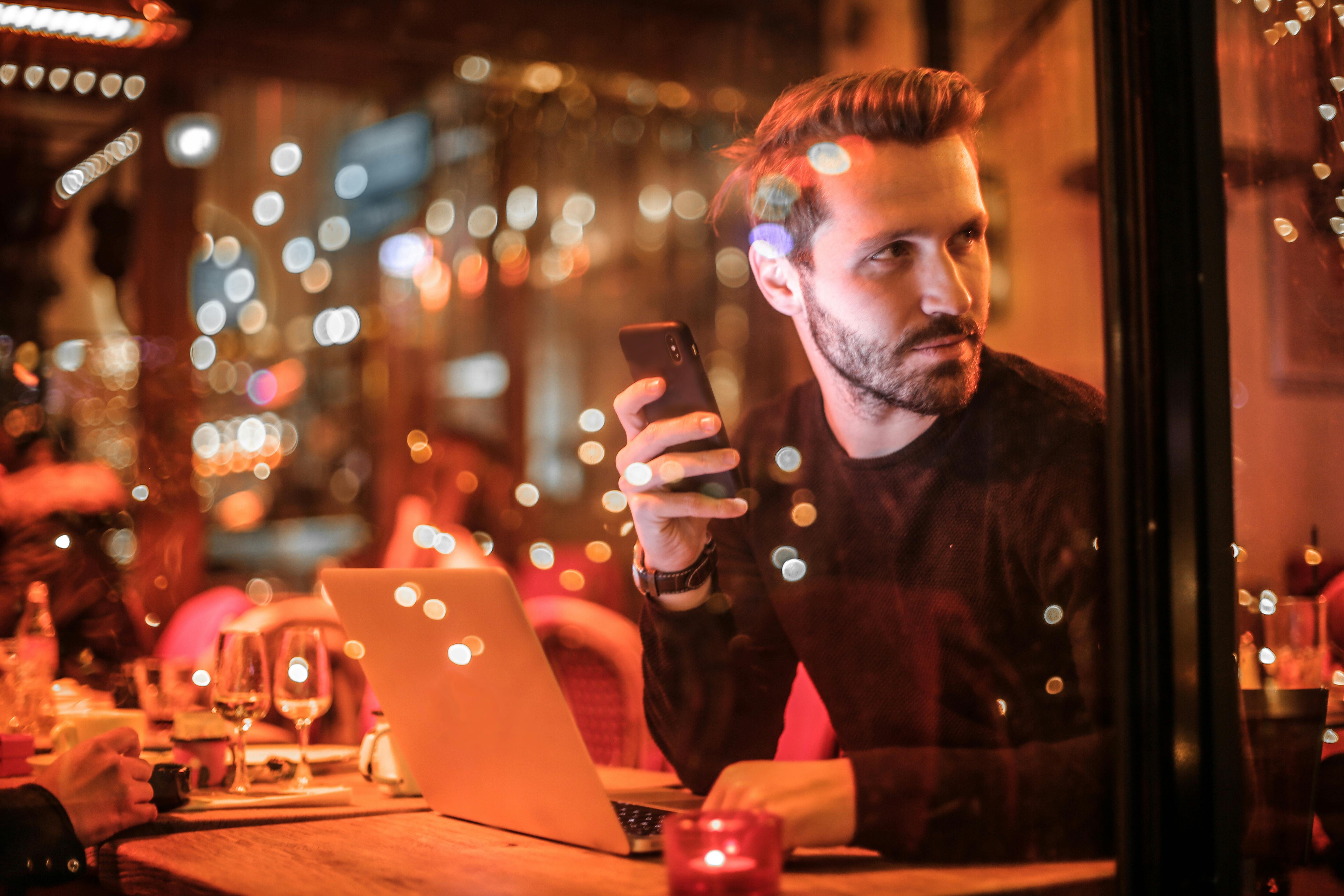 Homme dans un restaurant | Source : Pexels