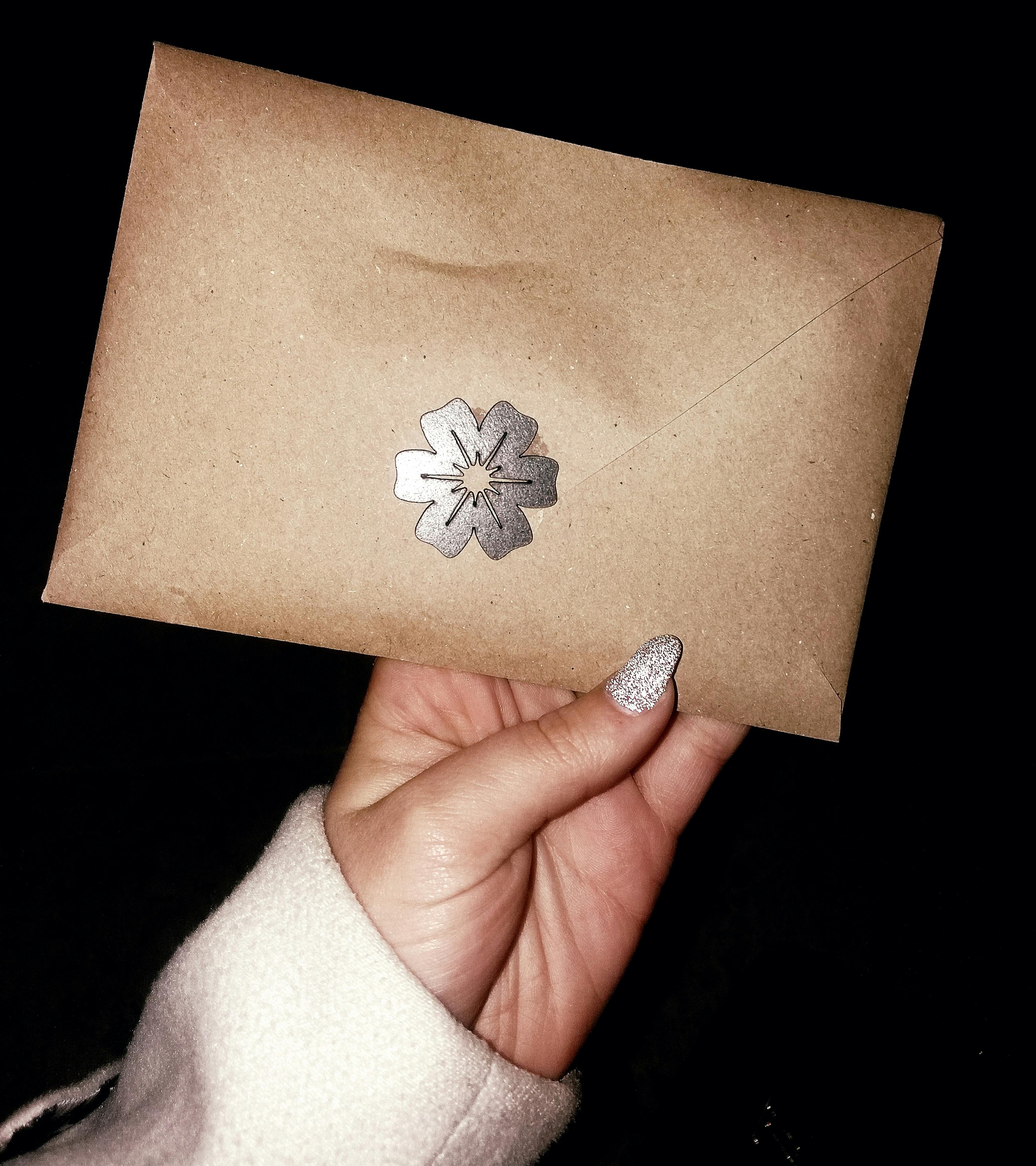 La main d'une femme tenant une enveloppe | Source : Pexels