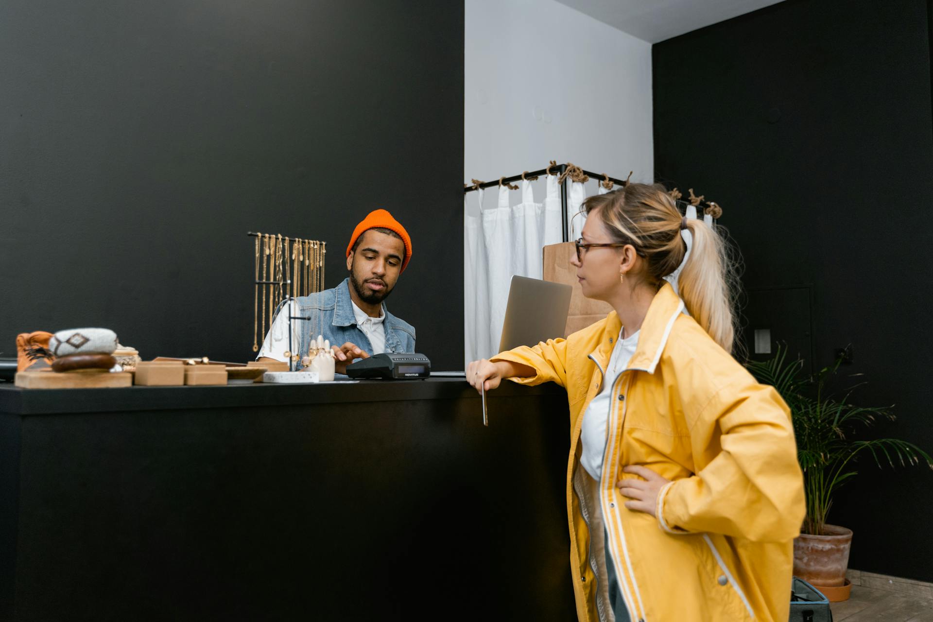 Une femme parle à un vendeur | Source : Pexels