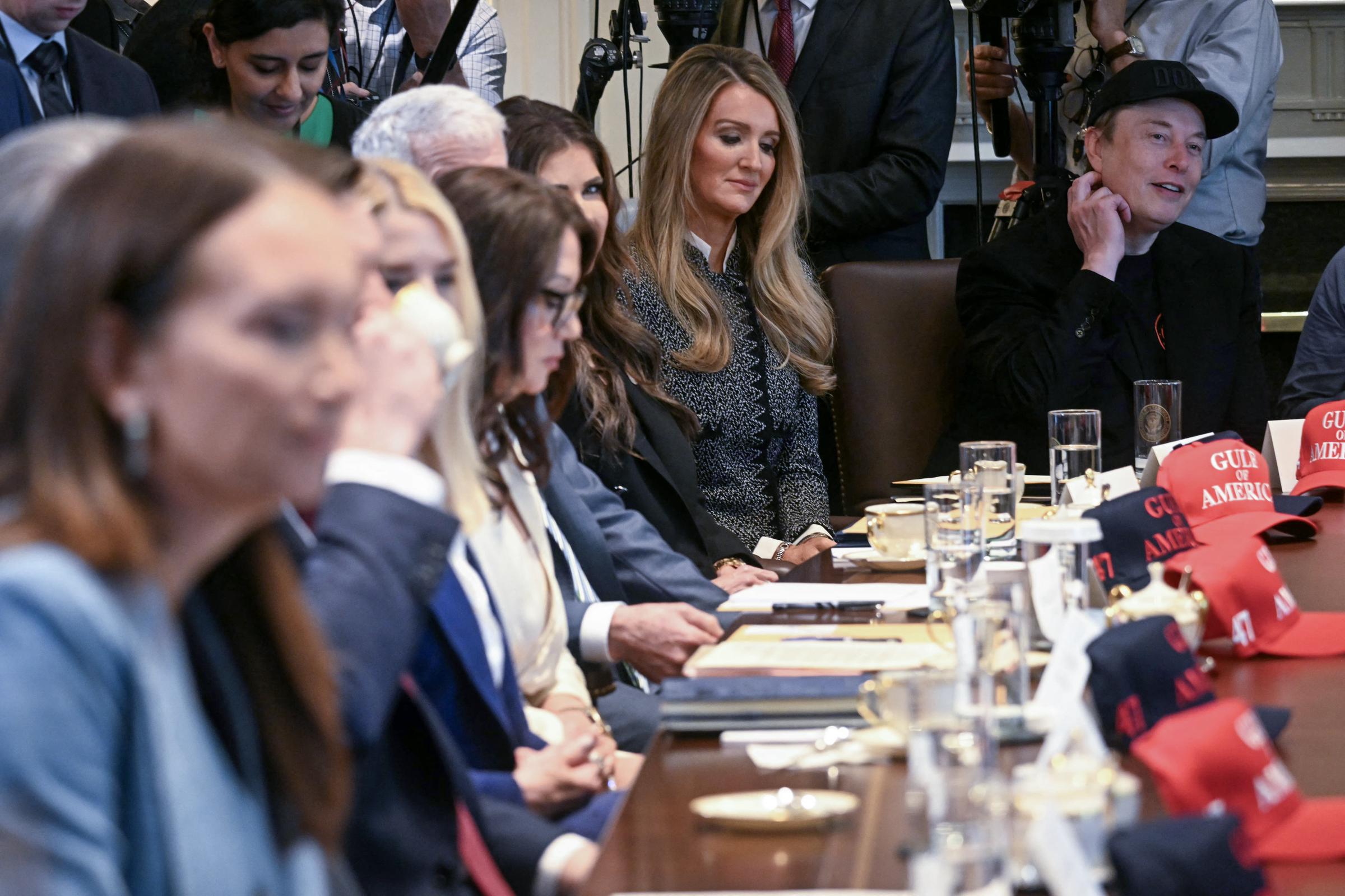 L'administratrice de l'association américaine des petites entreprises Kelly Loeffler et Elon Musk lors d'une réunion dans la salle du cabinet | Source : Getty Images