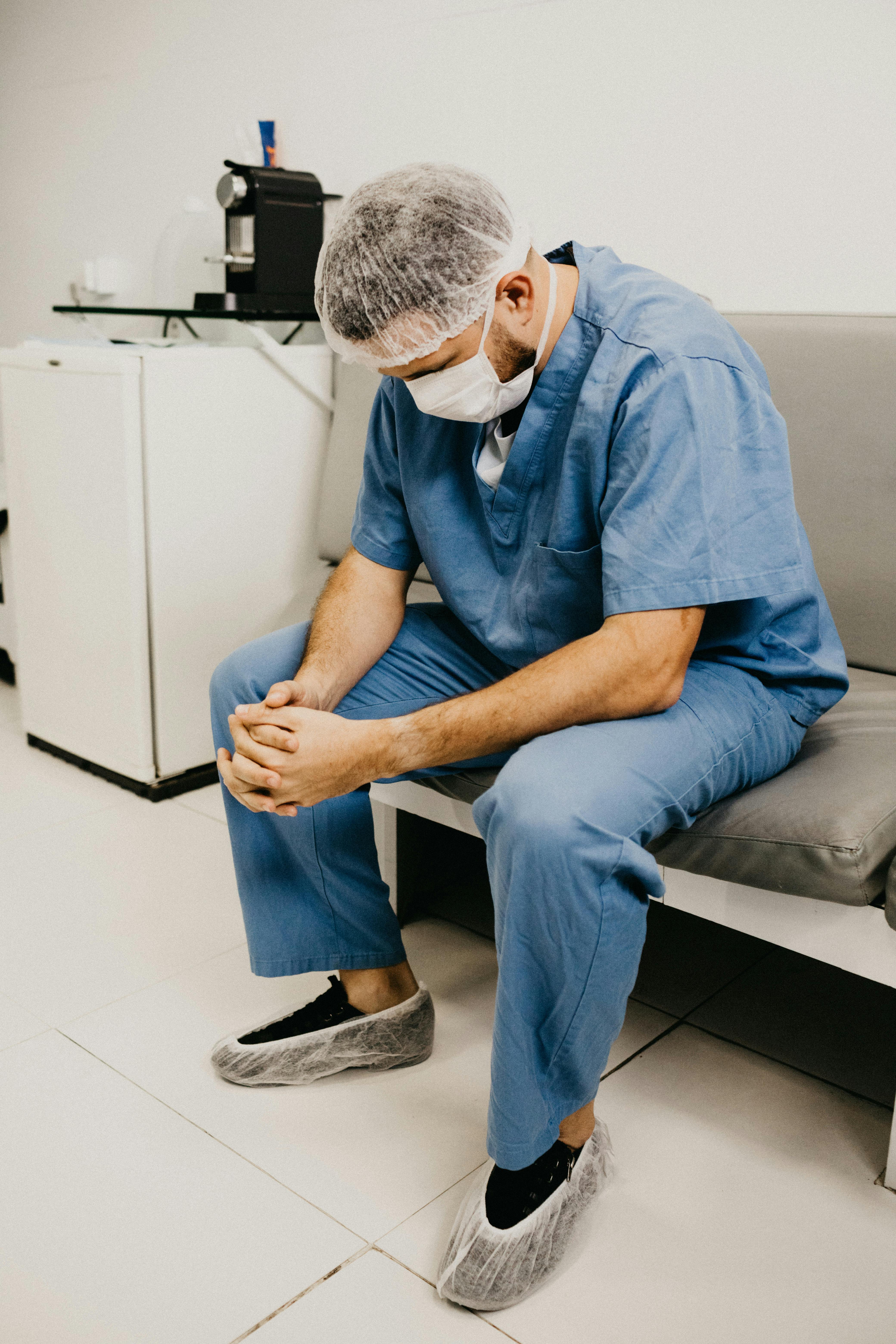 Un médecin triste et fatigué | Source : Pexels
