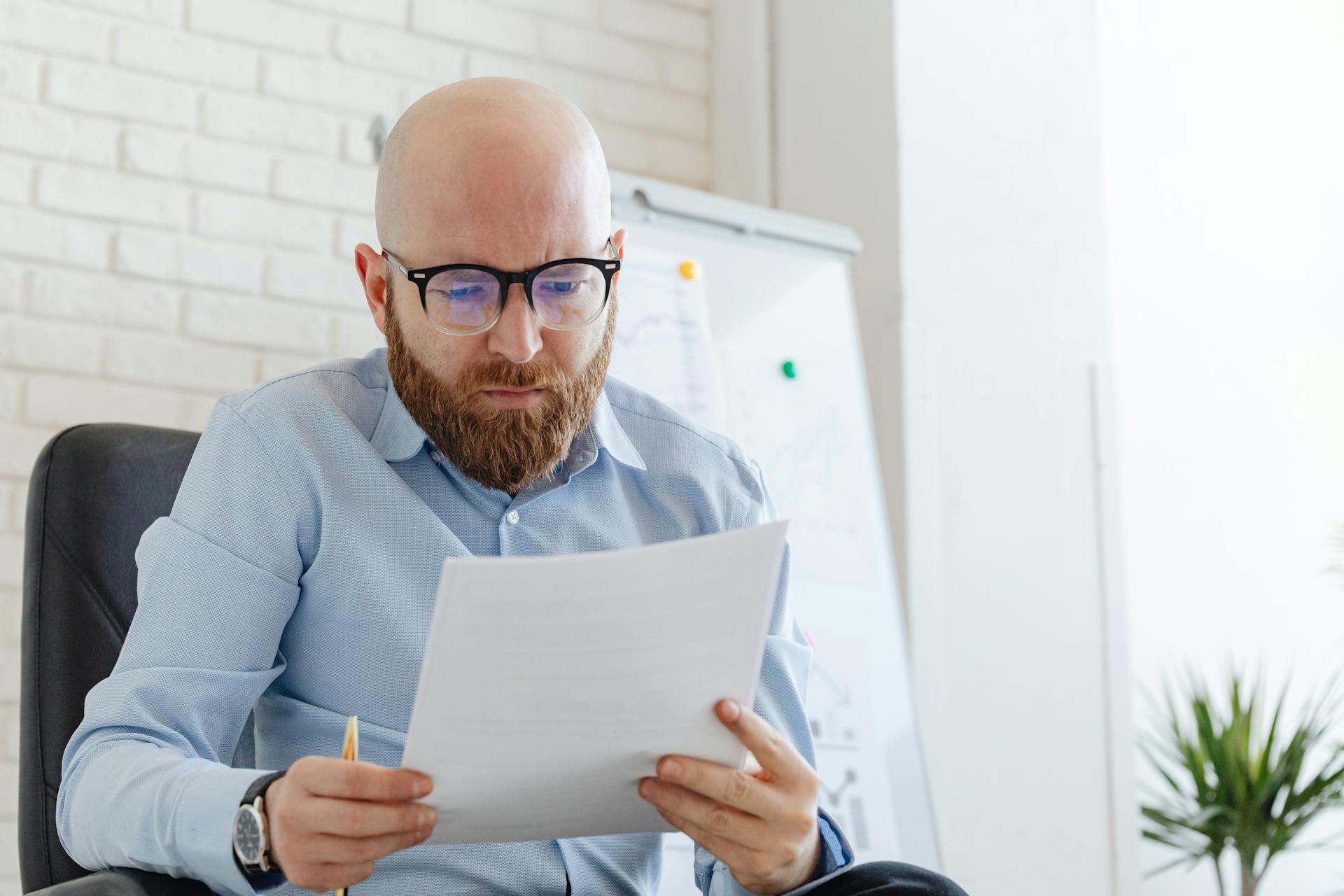Un homme dans son bureau | Source : Pexels