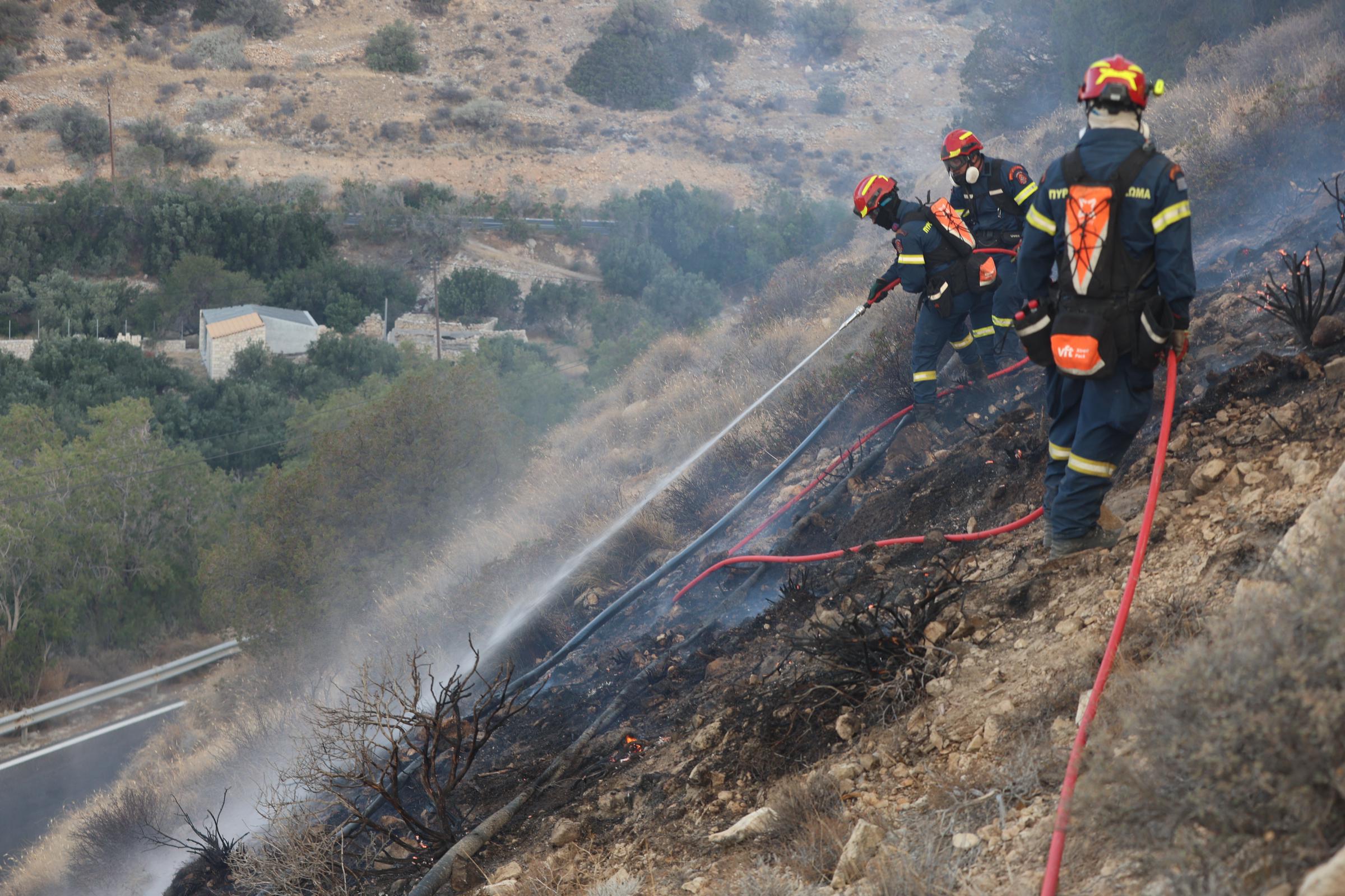 Les opérations d'extinction se poursuivent après le déclenchement d'un incendie dans la préfecture de Lasithi, dans la ville d'Ierapetra, en Crète, Grèce, le 3 juillet 2025 I Source : Getty Images