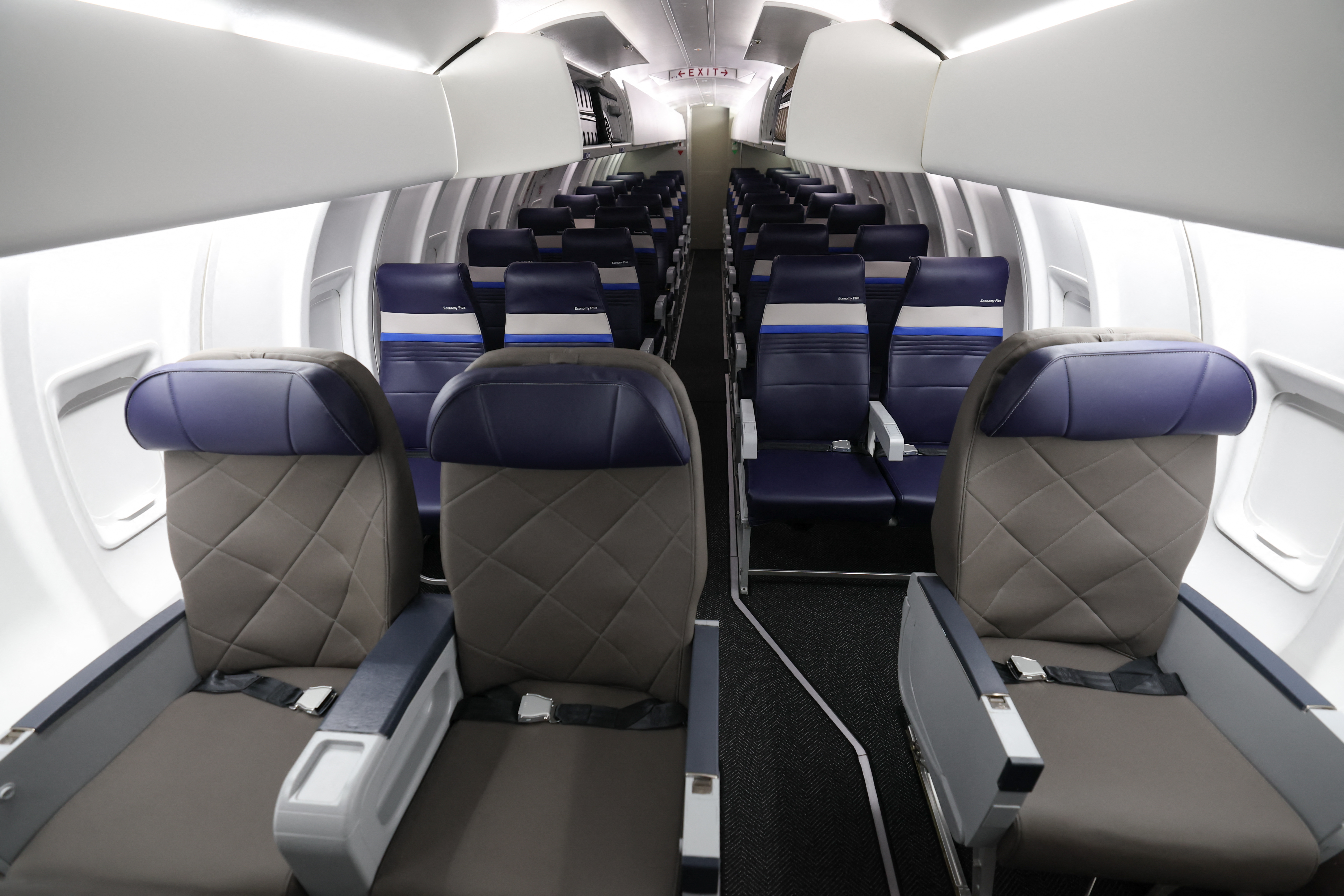 Les sièges de première classe et de la classe Economy Plus à bord d'un CRJ-450 de United Airlines Express sont présentés lors d'un événement médiatique consacré au nouvel aménagement intérieur haut de gamme « Elevated » de la compagnie aérienne, à l'aéroport international de Los Angeles, le 24 mars 2026 | Source : Getty Images