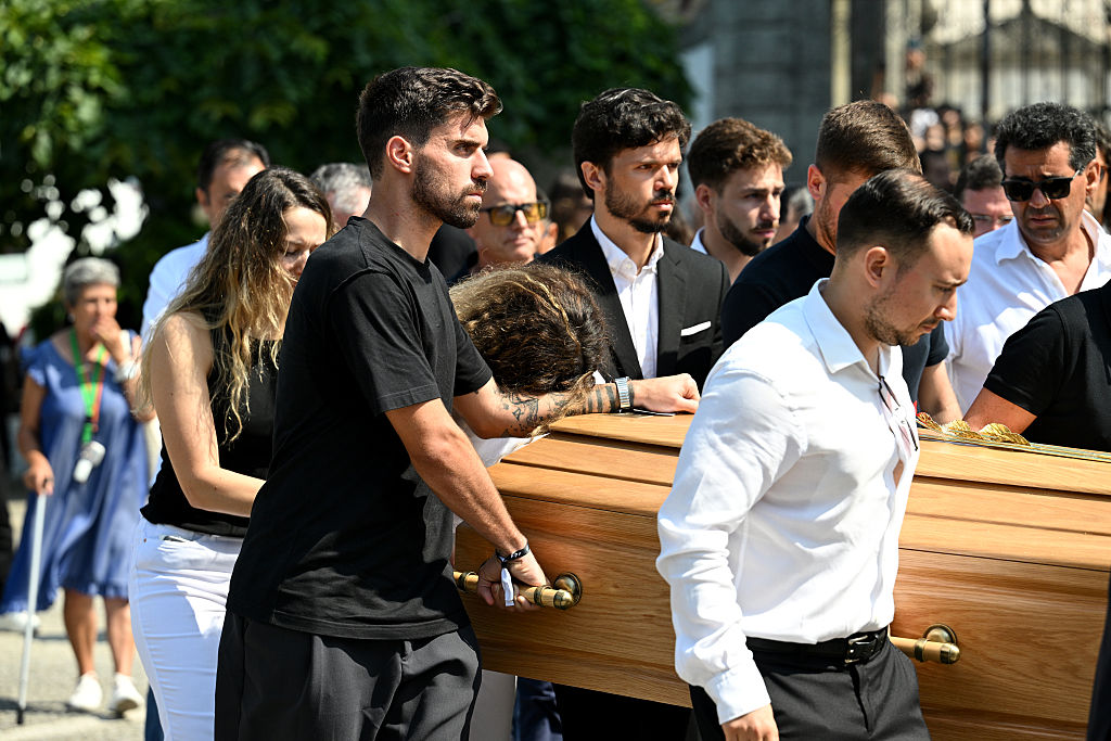 GONDOMAR, PORTUGAL - 05 JUILLET : Rute Cardoso, épouse de Diogo Jota, s'appuie sur le bras de Ruben Neves, joueur de football pour Alhilal Saudi Club et l'équipe nationale portugaise, alors que le cercueil de Diogo Jota est transporté hors de l'église après les funérailles de Diogo Jota et de son frère Andre Silva à Igreja Matriz de Gondomar, le 05 juillet 2025 à Gondomar, au Portugal. (Photo by Octavio Passos/Getty Images)