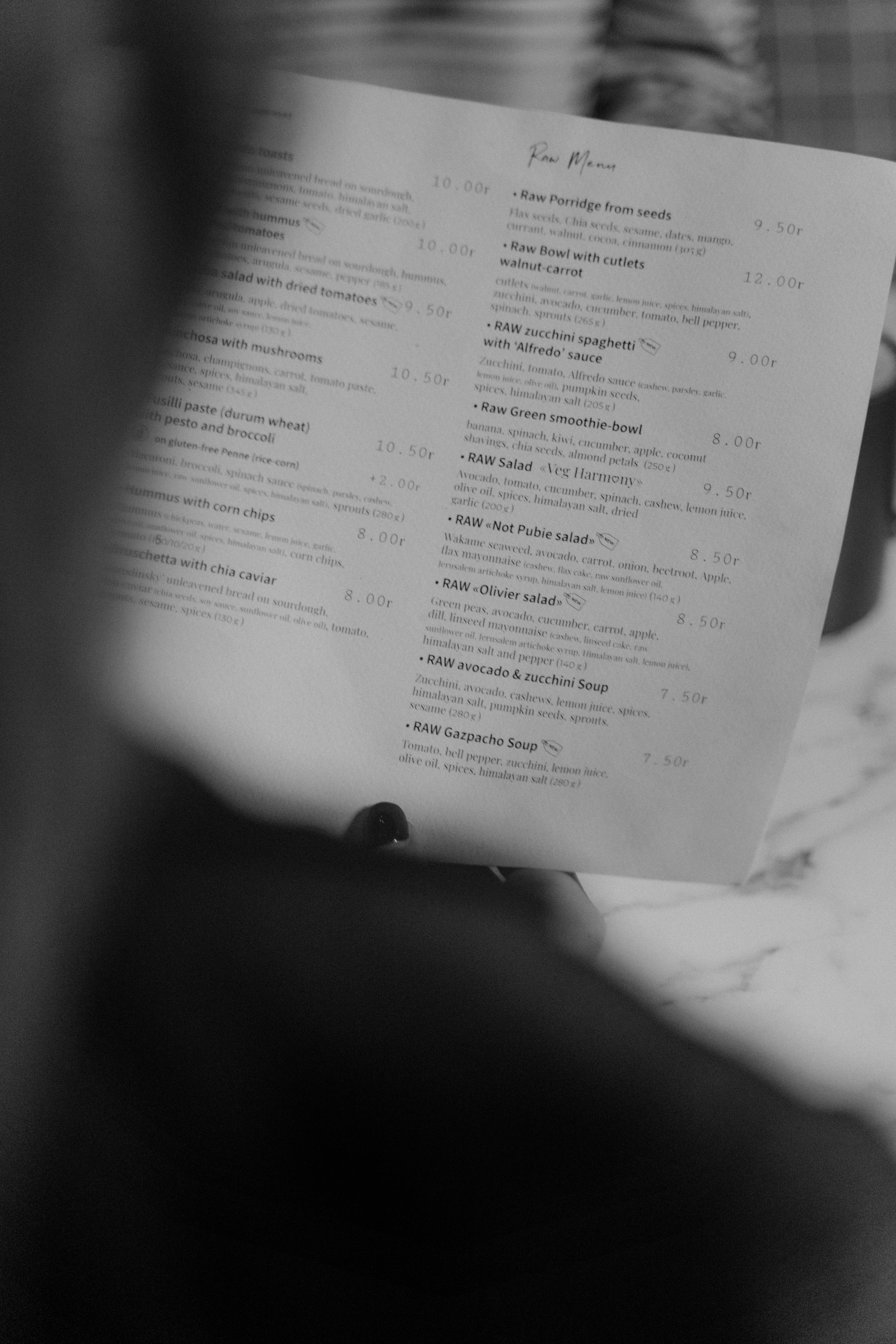 Une personne qui lit un menu | Source : Pexels