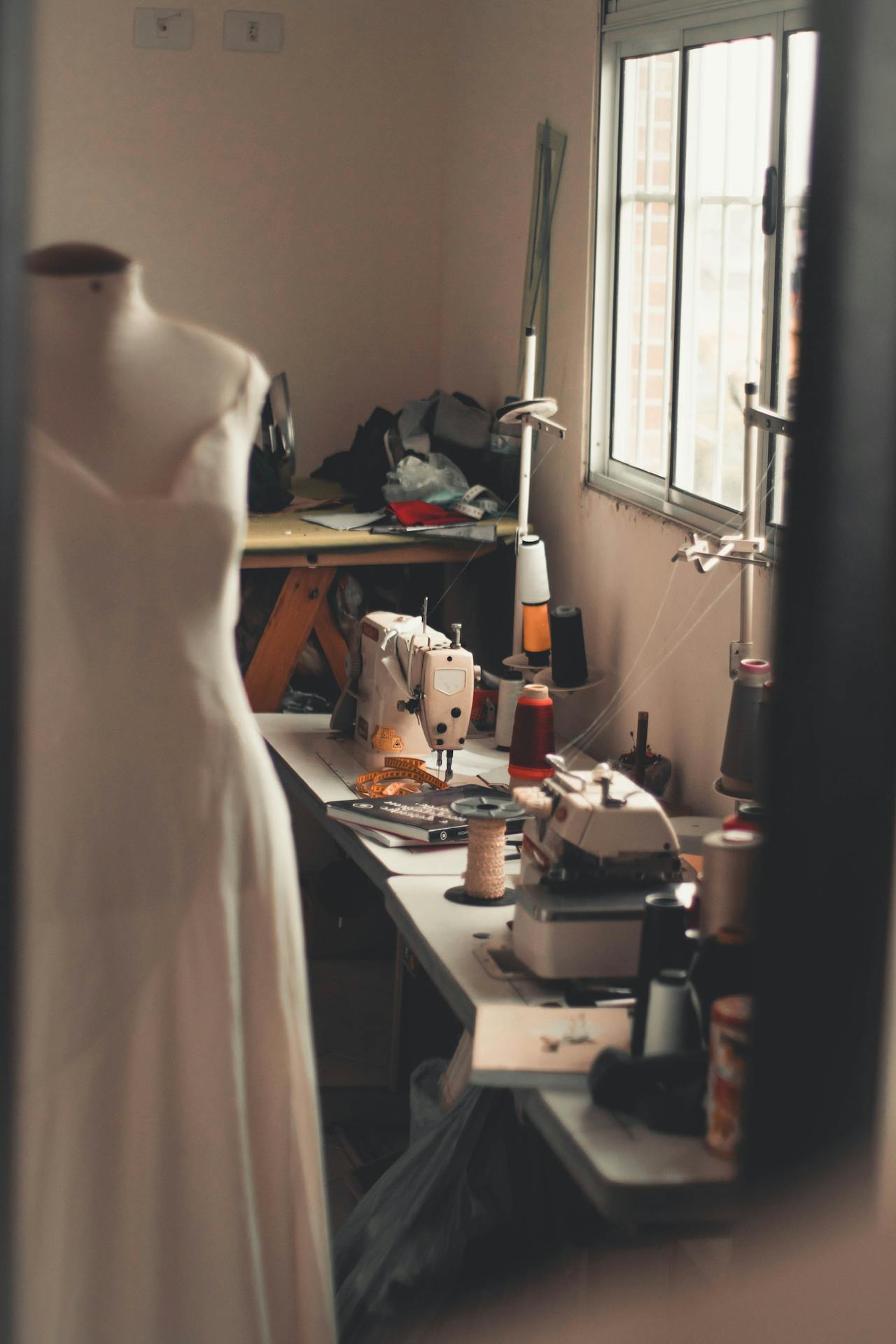 Un mannequin à côté d'une machine à coudre | Source : Pexels