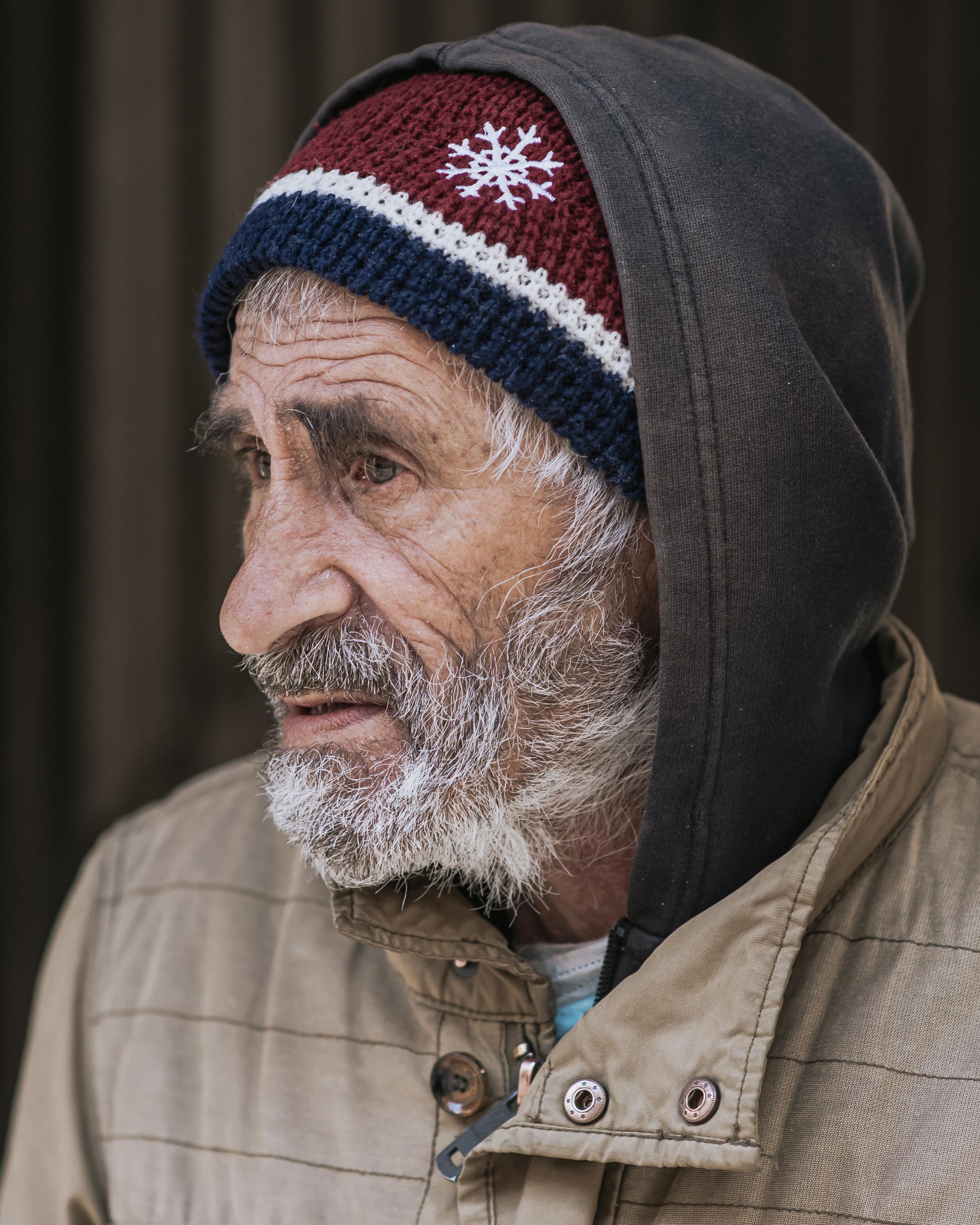 Un pauvre homme âgé | Source : Freepik
