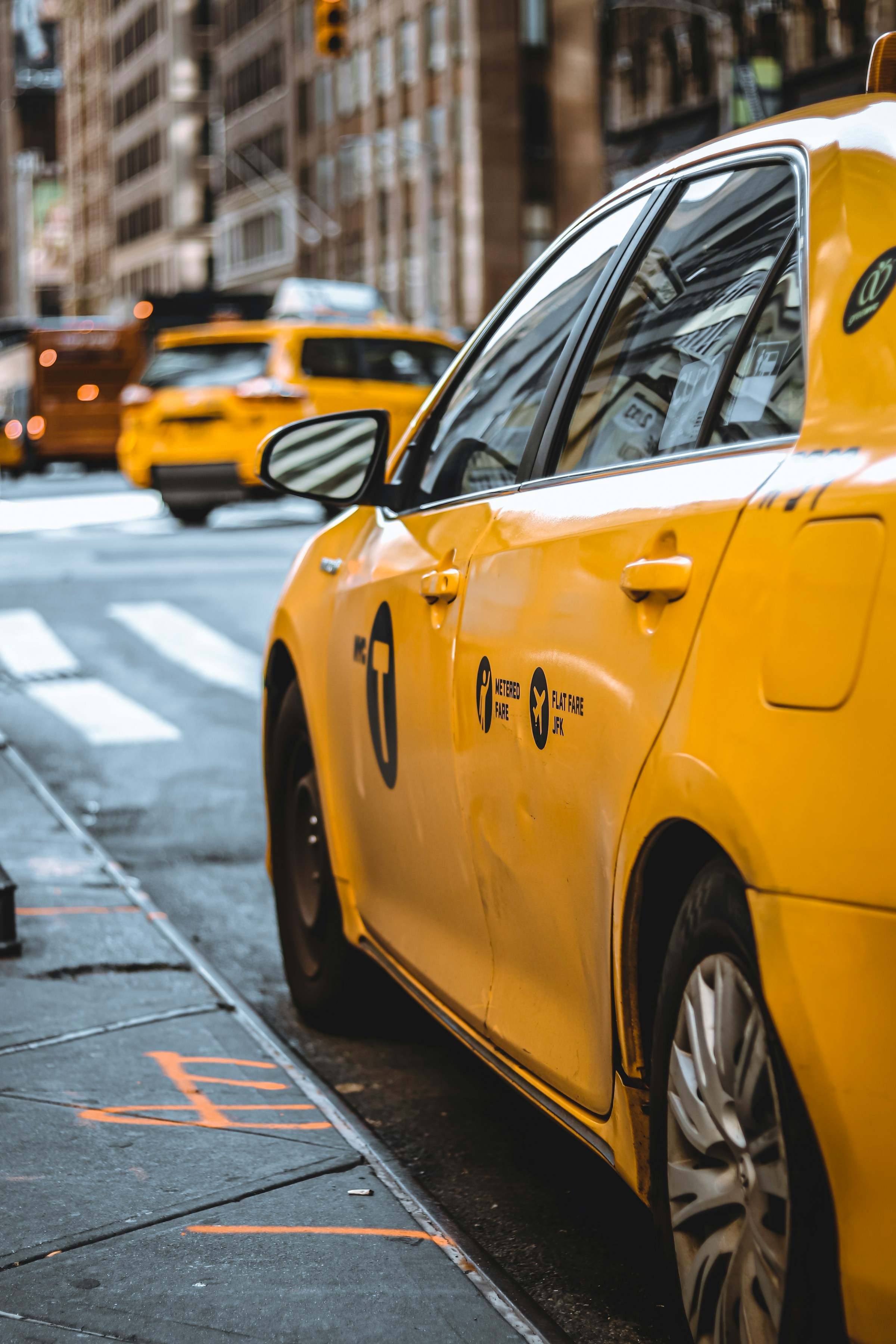 Gros plan d'un taxi près d'un bâtiment | Source : Unsplash
