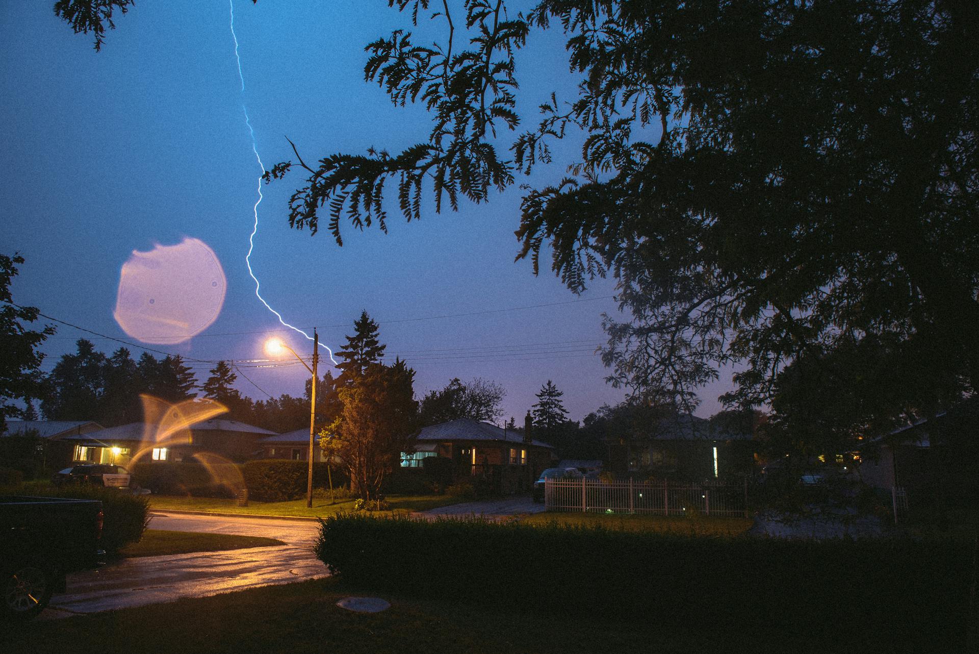 Soirée dans un quartier de banlieue | Source : Pexels