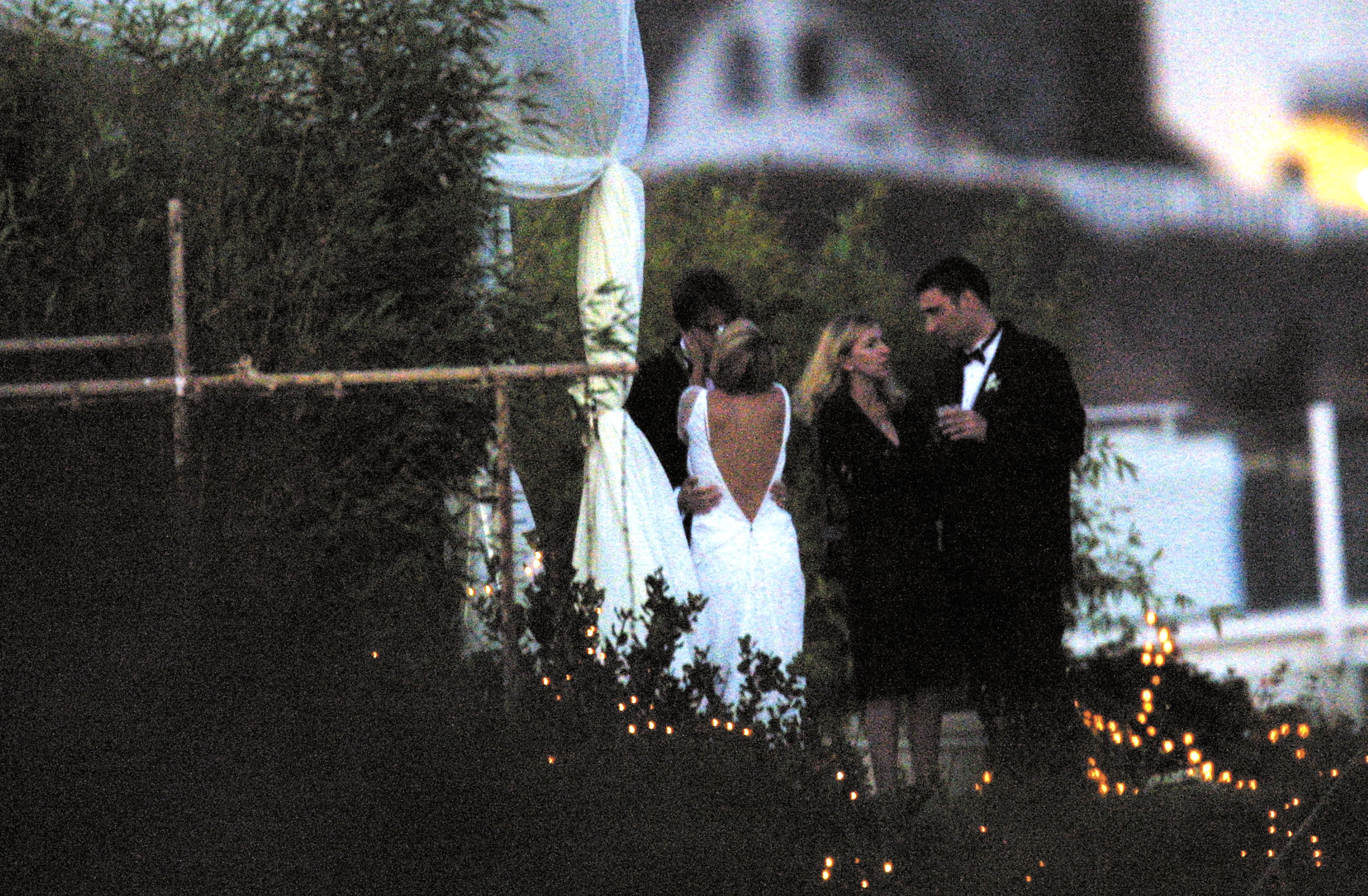 Un moment intime capturé le jour du mariage de Green et Barrymore à Malibu, le 10 juillet 2001. La cérémonie a marqué l'apogée de leur romance fulgurante, qui a pris fin moins d'un an plus tard lorsque Green a demandé le divorce, invoquant des différences irréconciliables.