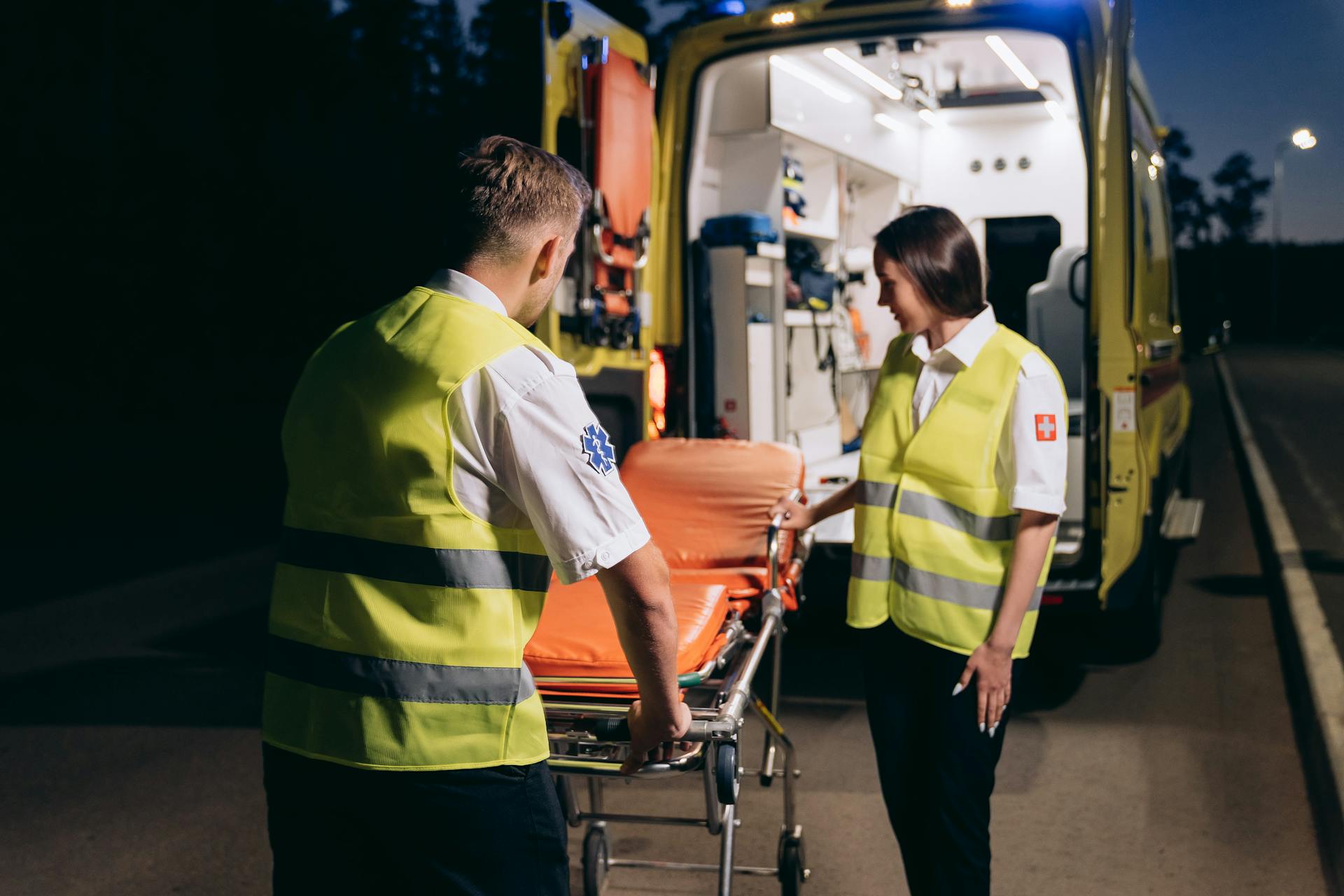 Des ambulanciers près d'une civière | Source : Pexels