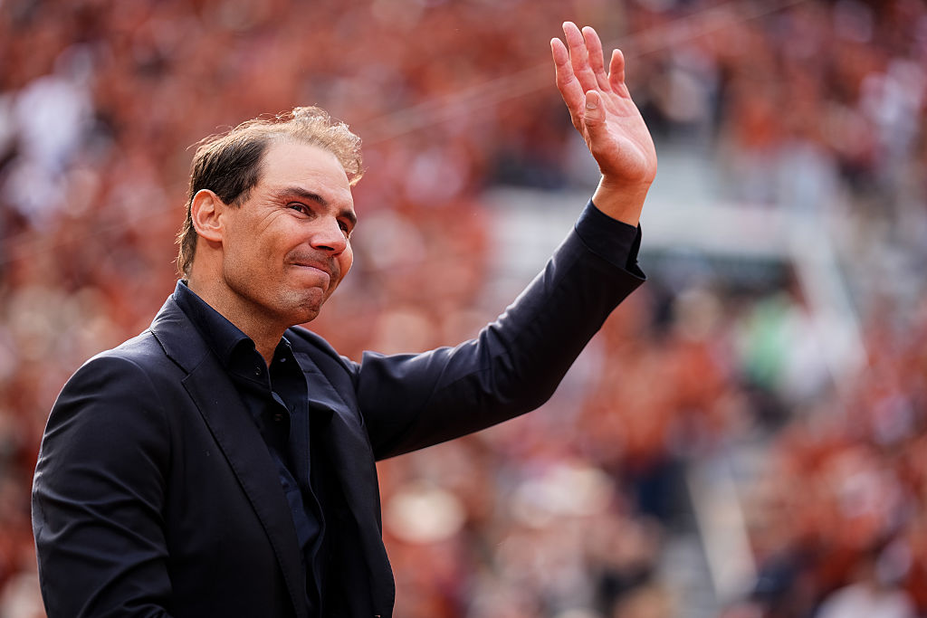PARIS, FRANCE - 25 MAI : Rafael Nadal salue la foule alors qu'il se rend sur le court Philippe-Chatrier pour une cérémonie organisée en son honneur lors de la première journée à Roland Garros, le 25 mai 2025 à Paris, France. (Photo par Shi Tang/Getty Images)