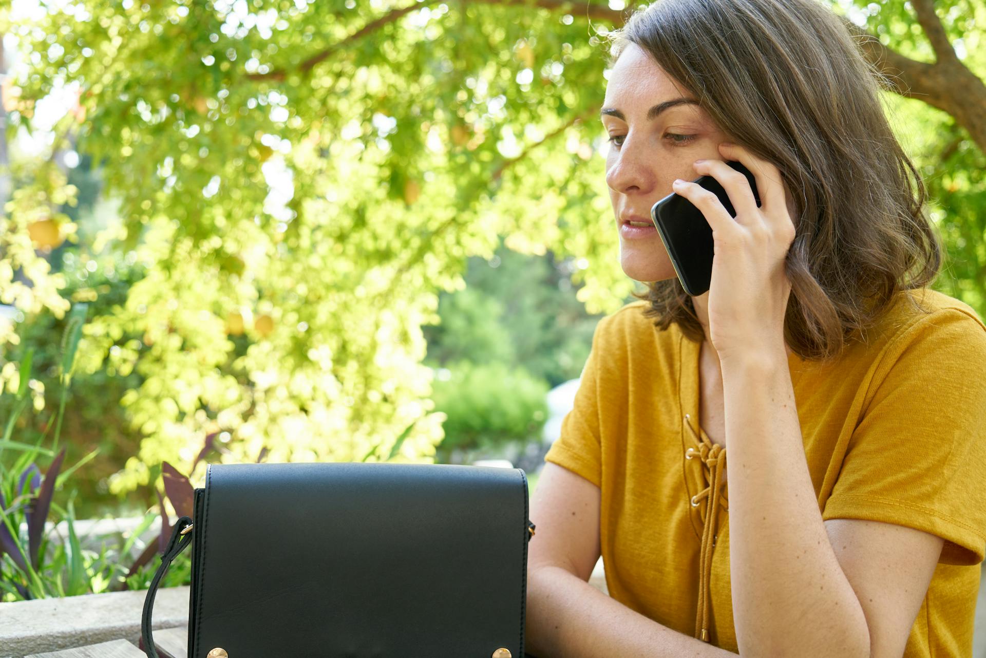 Une femme qui parle au téléphone | Source : Pexels